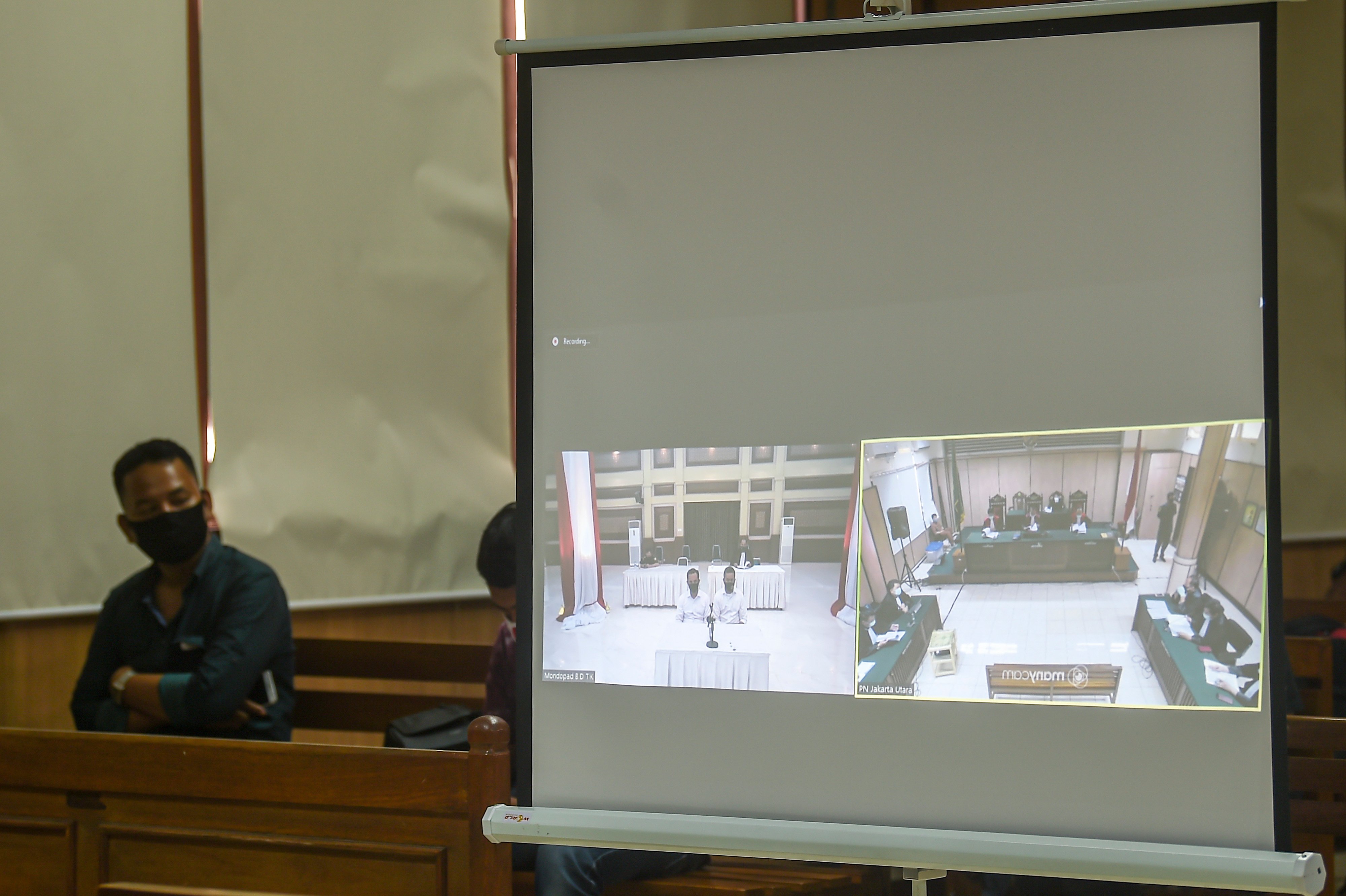 Suasana sidang tuntutan kasus penyiraman air keras terhadap penyidik KPK Novel Baswedan dengan terdakwa Ronny Bugis dan Rahmat Kadir Mahulet