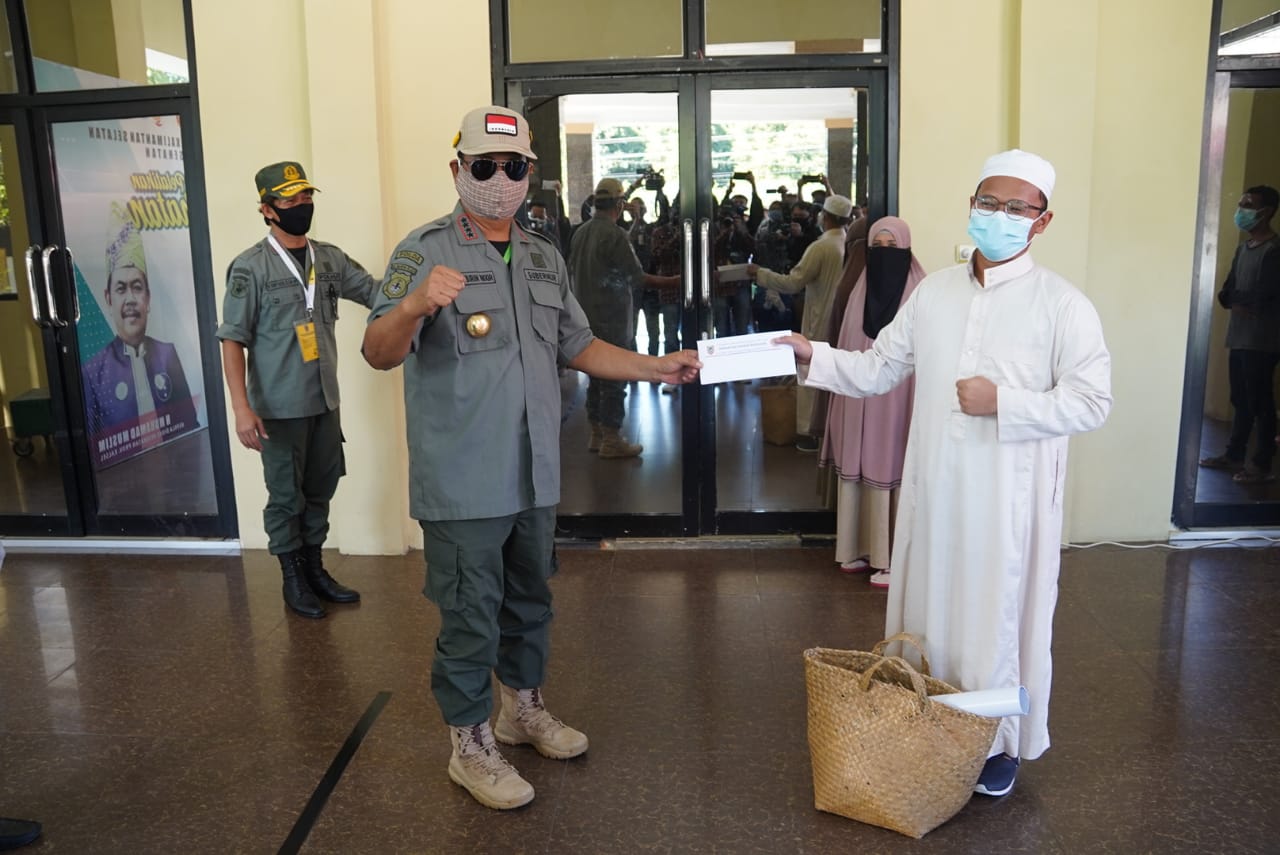 Gubernur Kalsel Sahbirin Noor melepas 13 orang pasien karantina khusus Bapelkes Banjarbaru yang sembuh. 