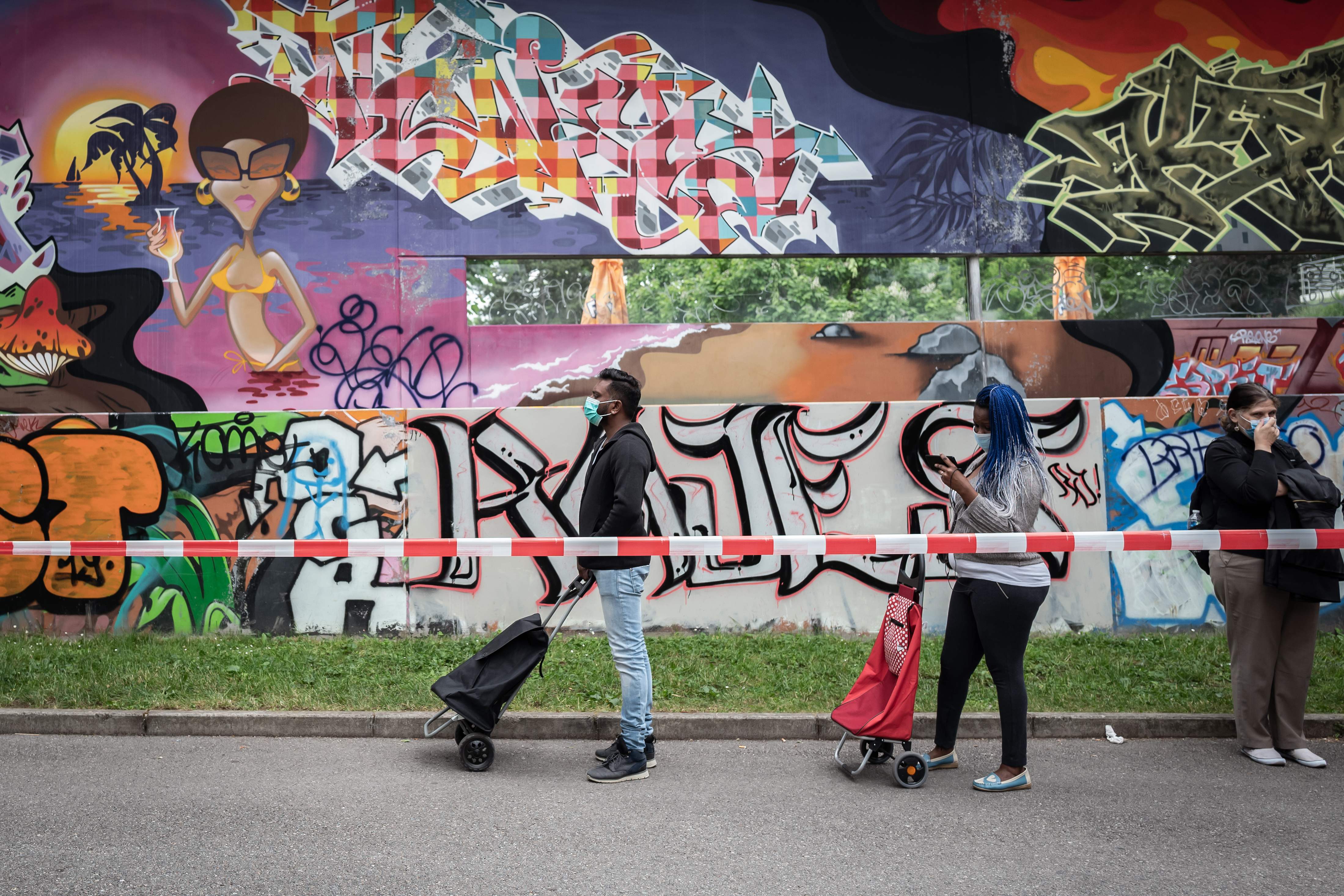 Warga mengantre di titik distribusi makanan gratis di Jenewa, Swiss. 