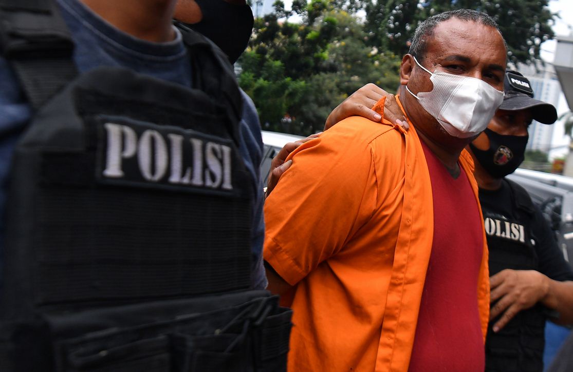 Polisi membawa salah satu tersangka kejahatan John Kei saat rilis di Polda Metro Jaya, Jakarta, Senin (22/6/2020). 