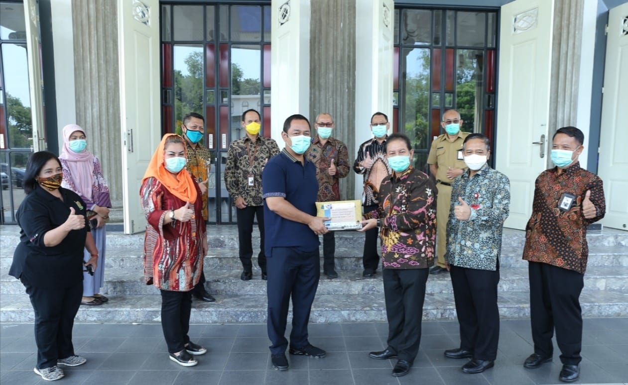 Forum Komunikasi Industri Jasa Keuangan (Forkom-IJK) Provinsi Jawa Tengah memberikan bantuan kepada masyarakat Semarang terdampak Covid-19. 