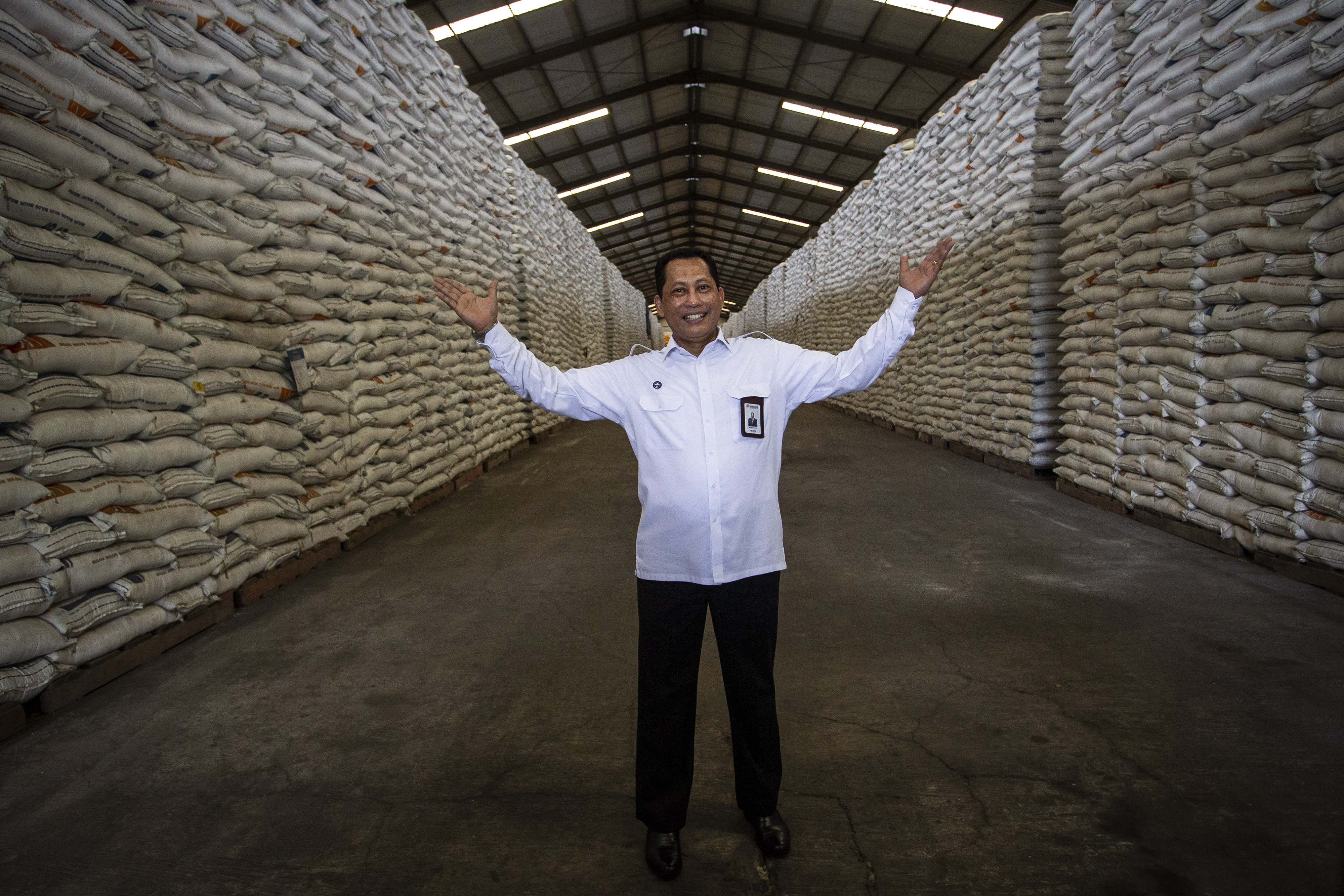 Dirut Bulog Budi Waseso menunjukkan stok beras saat meninjau pasokan beras di gudang Bulog, Kelapa Gading, Jakarta, Kamis (27/2/2020)