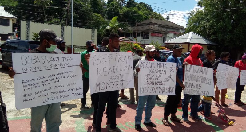 Sejumlah orang unjukrasa damai di depan PN Sorong meminta terdakwa pembakar Gedung DPRD Kota Sorong dibebaskan.