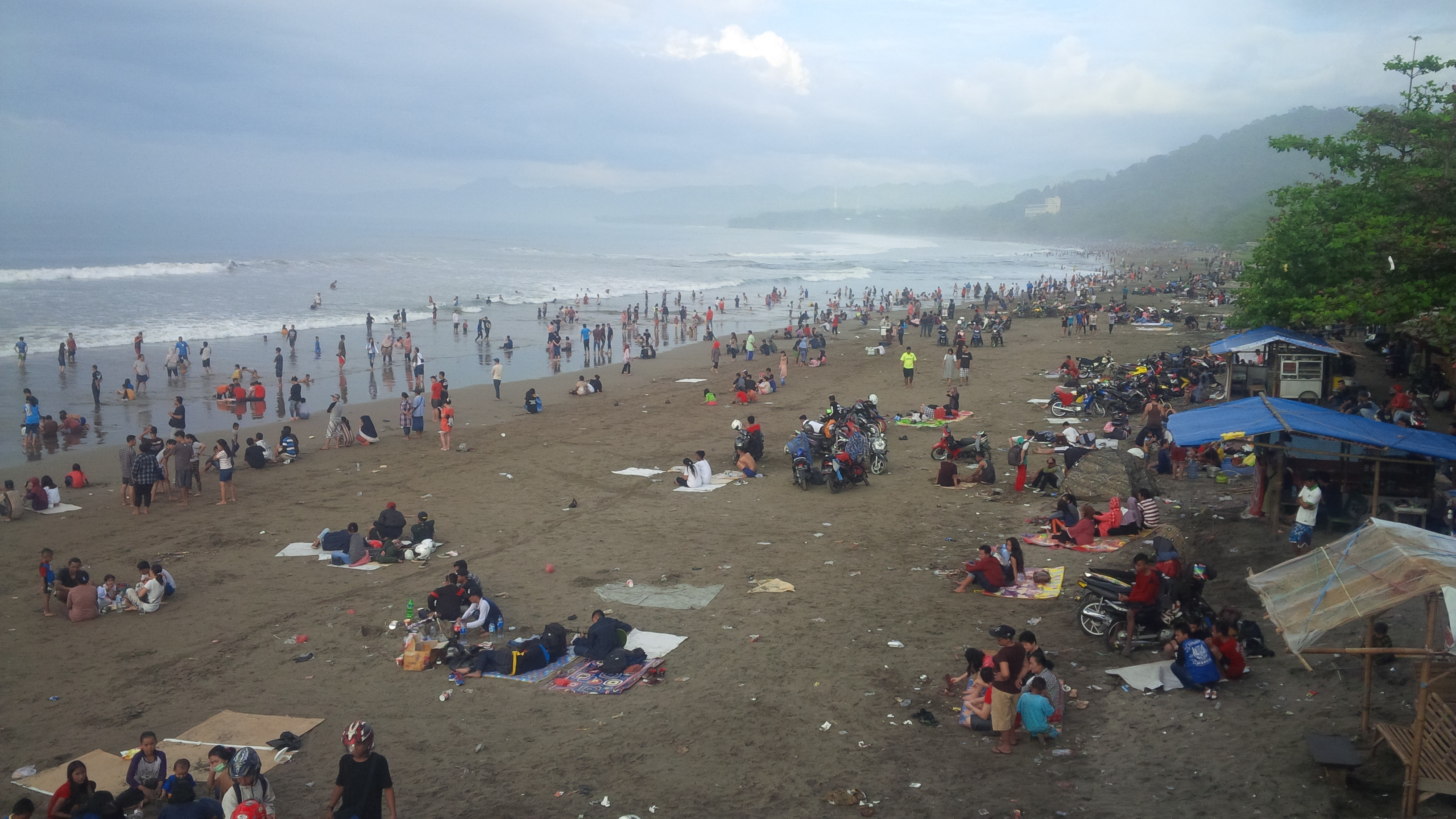 Pantai Pelabuhanratu kembali diramaikan wisatawan di akhir pekan.