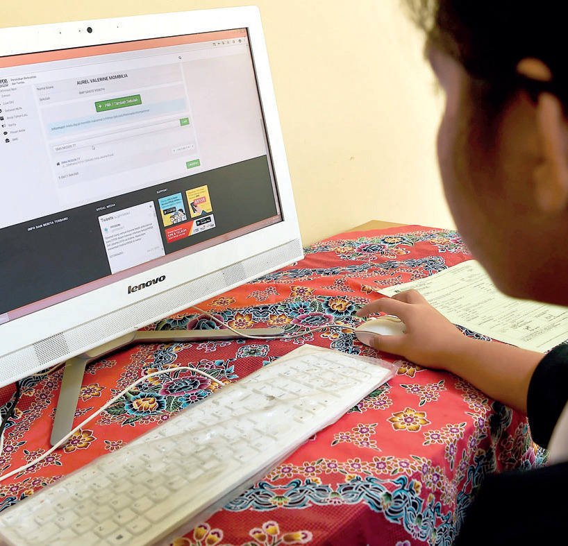 Siswa mendaftar seleksi penerimaan peserta didik baru (PPDB) menggunakan komputer di SMAN 1 Jakarta, Jakarta.