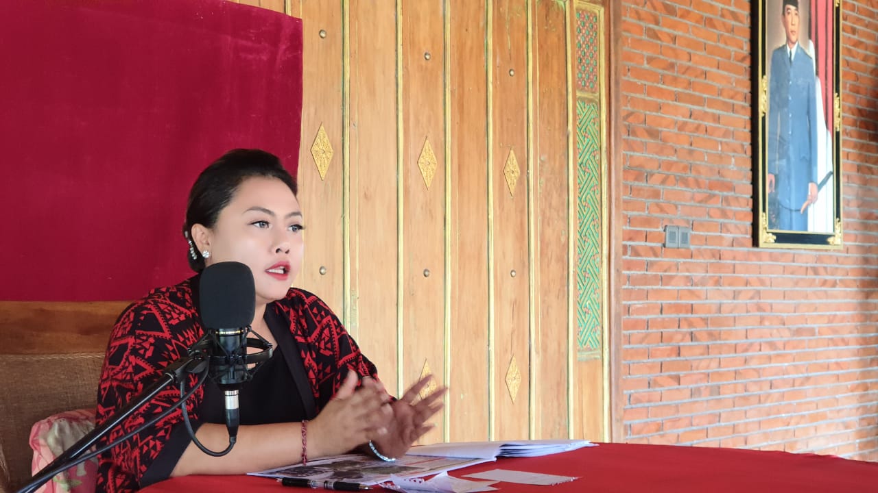 Bupati Tabanan Eka Wiryastuti saat mengikuti webinar.