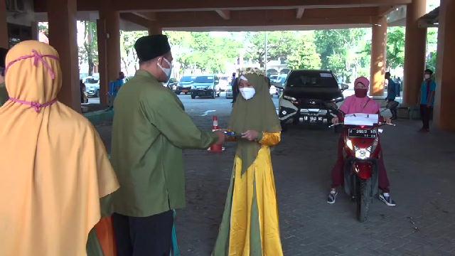 Prosesi wisuda kelulusan drive thru sengaja dilakukan untuk menghindari kerumunan, tetap menjaga jarak atau physical distancing.