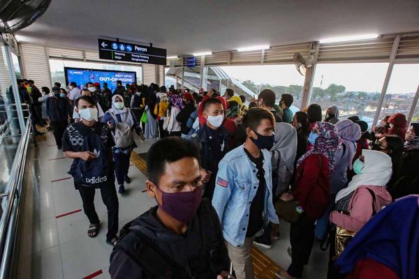 Kepadatan penumpang di Stasiun Tanah Abang