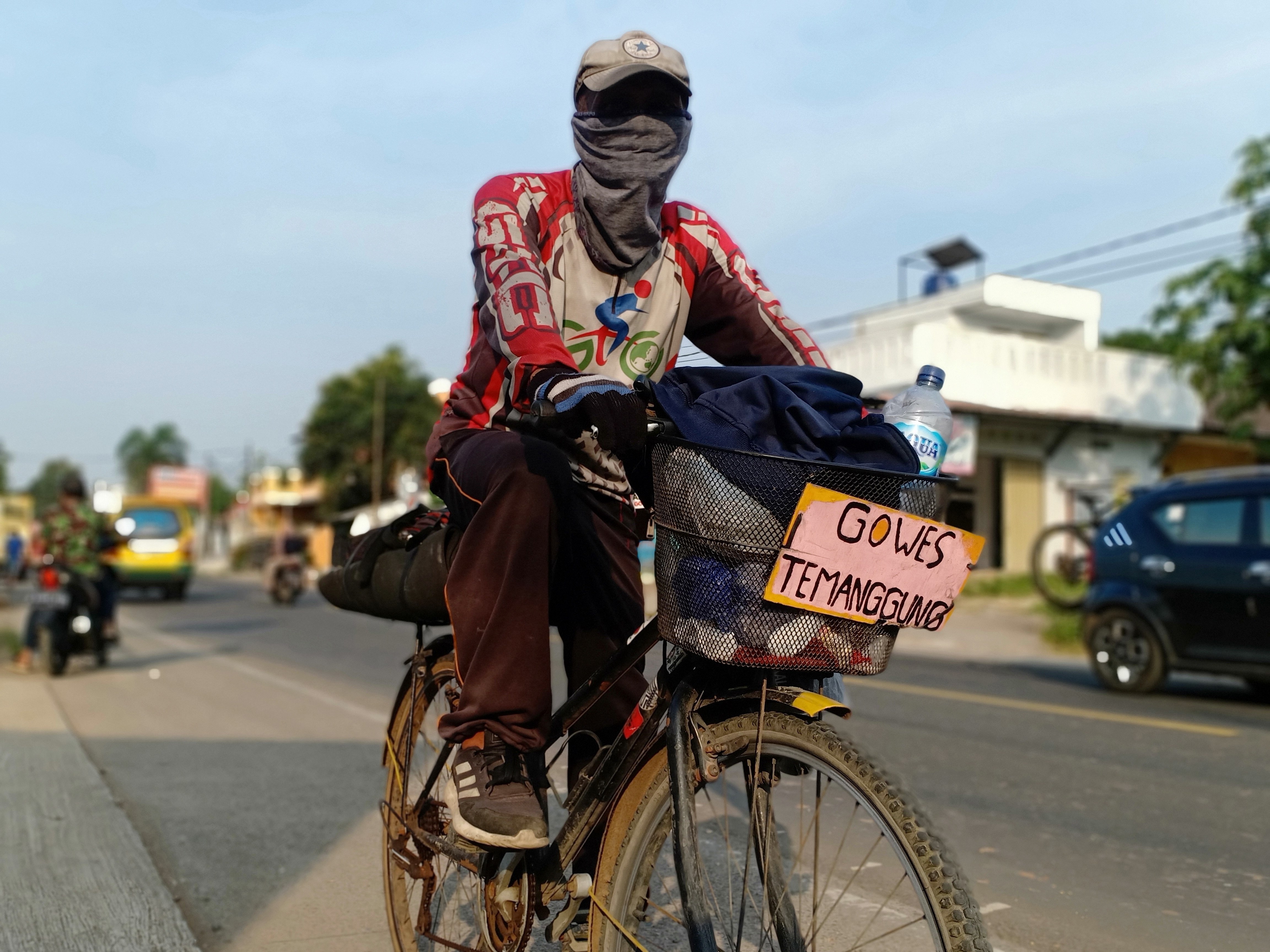 Subiyanto saat melintas di Jalan Raya Cipatat, Kabupaten Bandung Barat, Jumat (26/6)