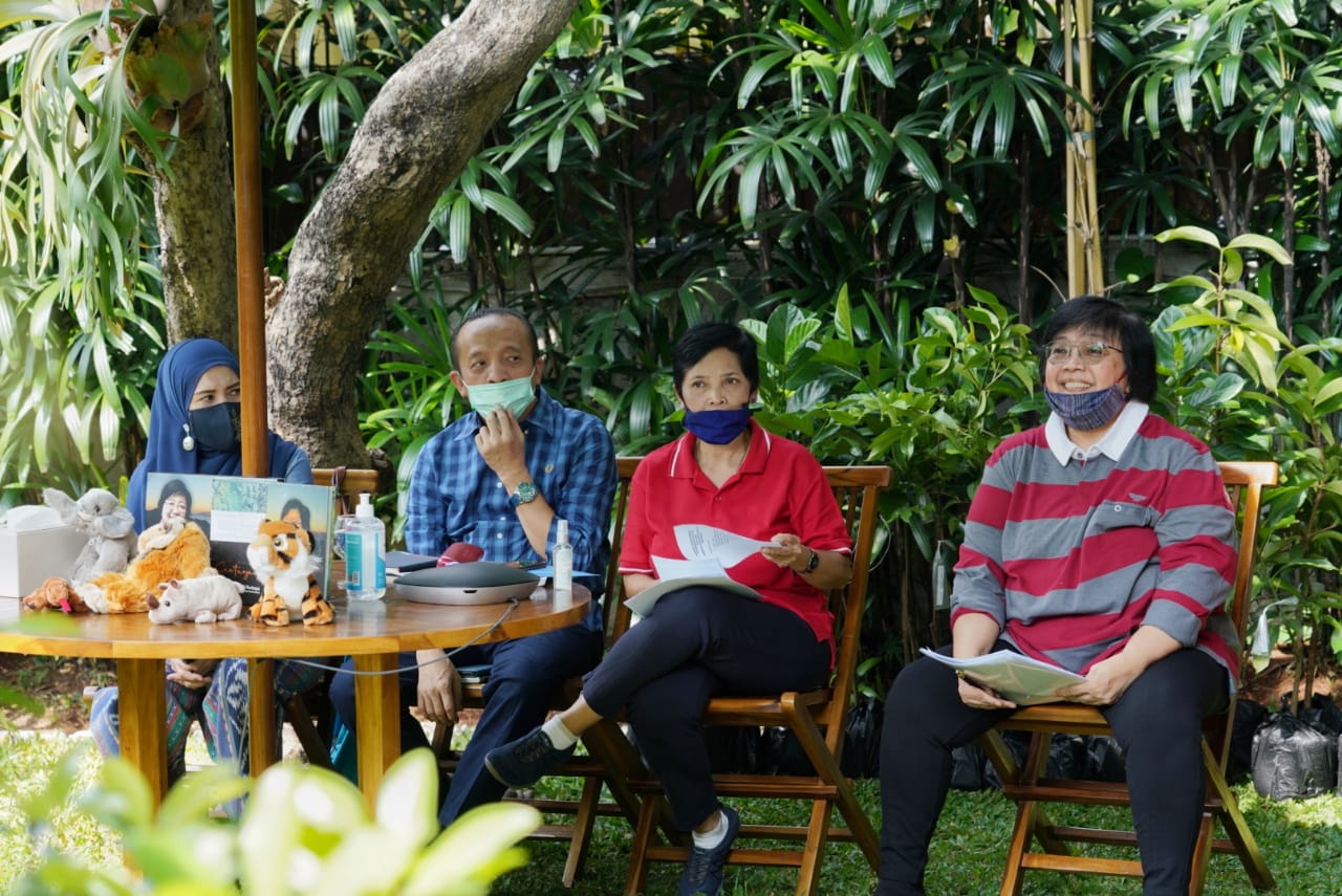 Menteri LHK Siti Nurbaya (kanan) memberi penjelasan saat diskusi virtual soal lingkungan dari rumah dinasnya di Jakarta, Minggu (21/6). 