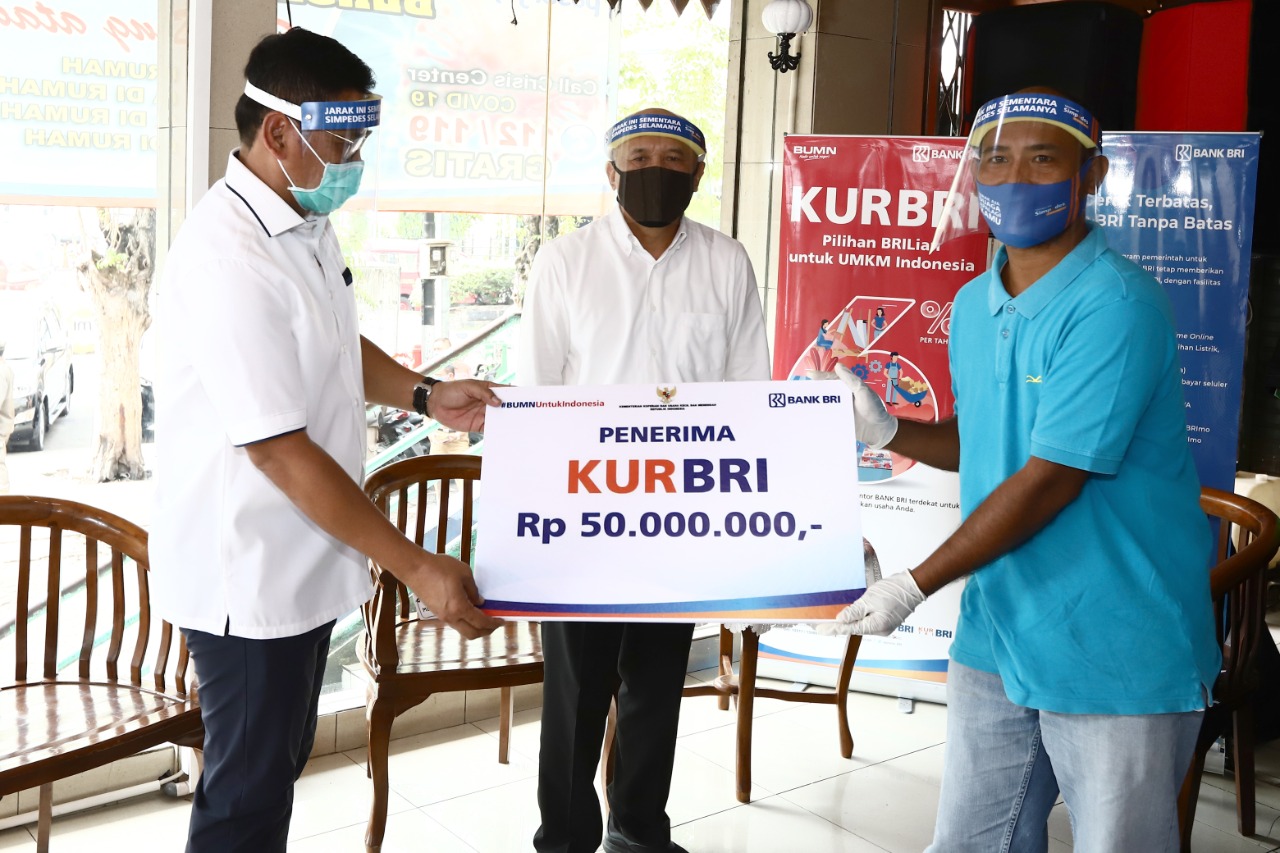 Kemenkop dan UKM bersama Bank BRI memberikan dukungan kepada para pelaku usaha kecil dan menengah (UKM).