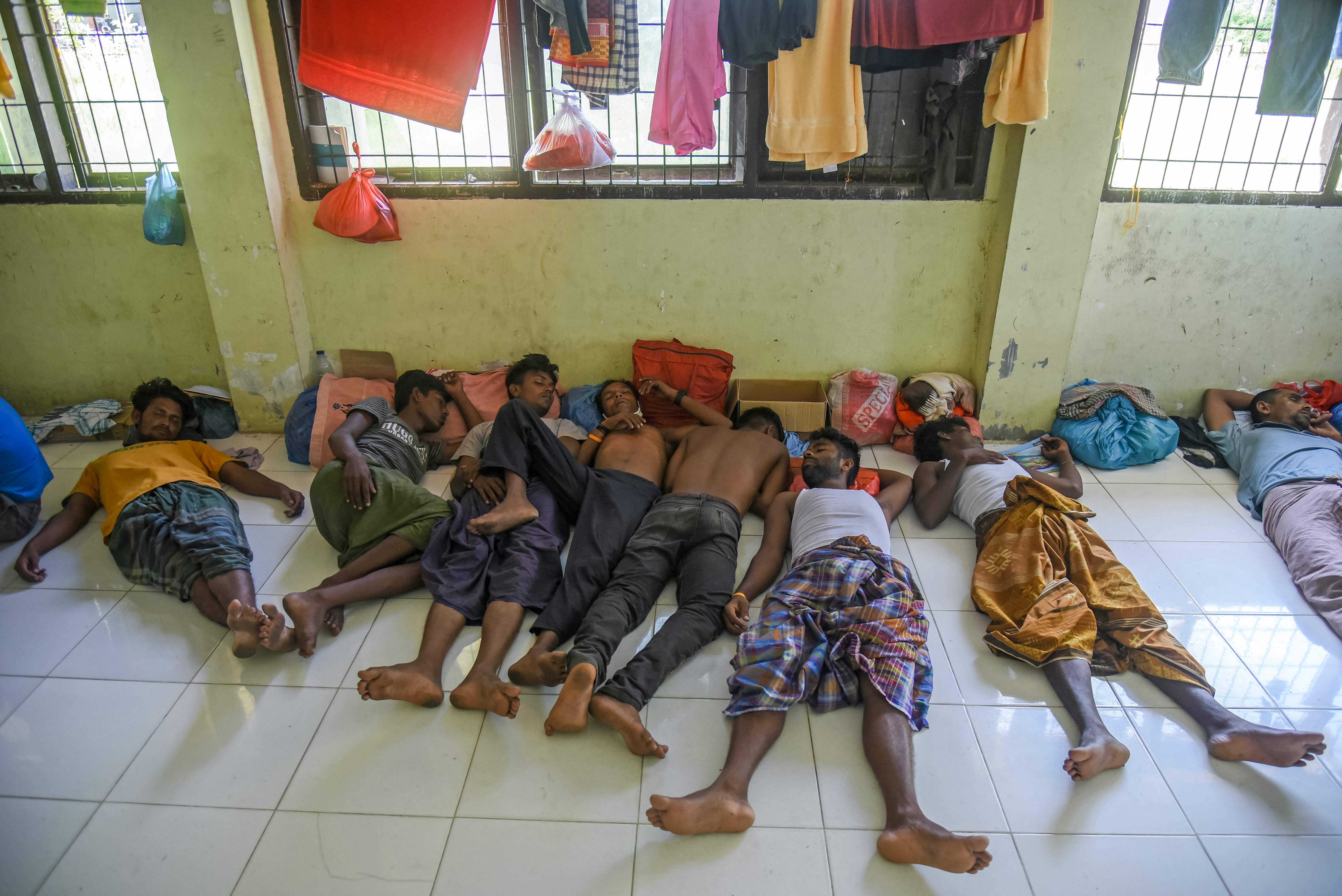 Pengungsi Rohingya beristirahat di sebuah  ruangan di Lhoksemauwe, Aceh