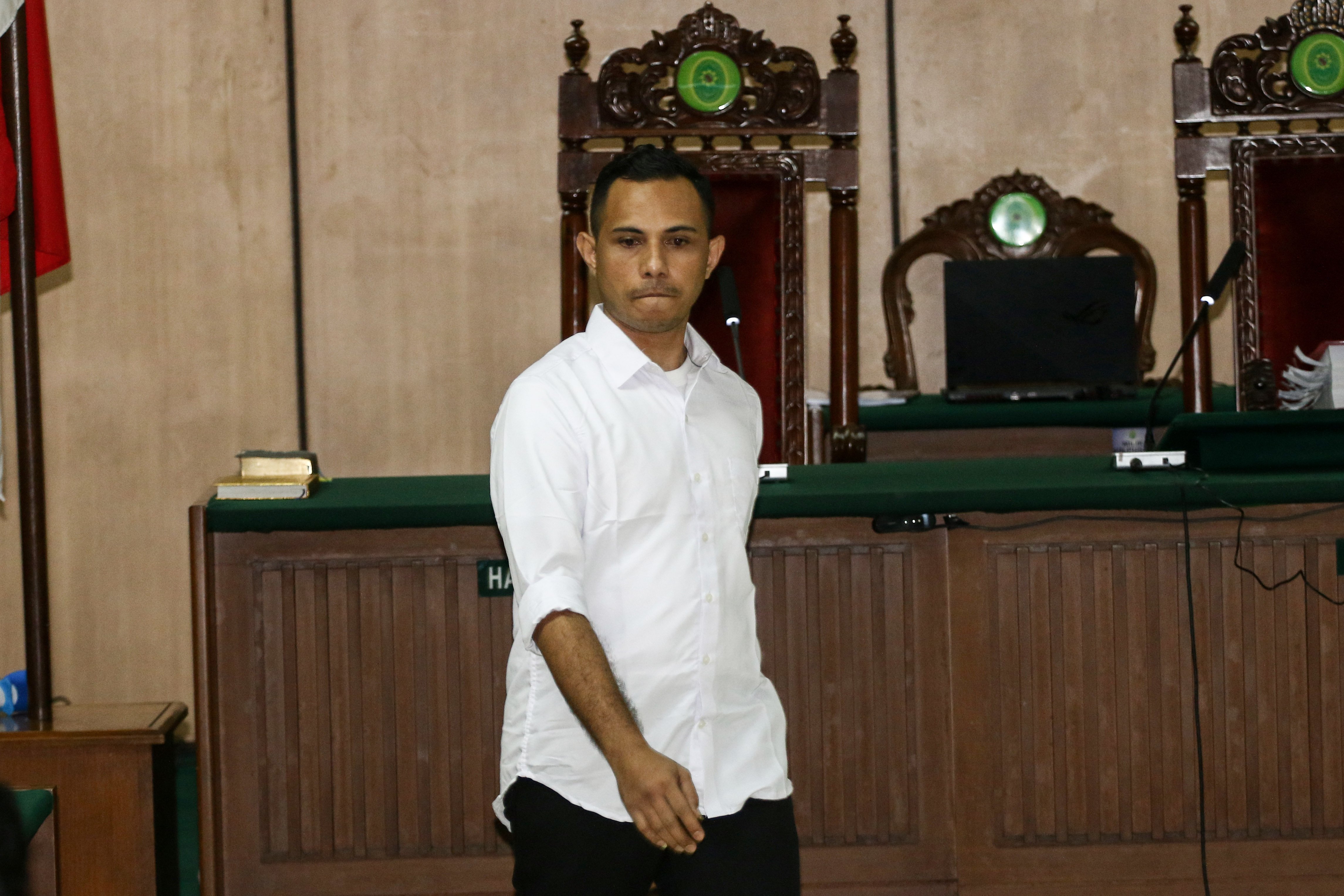 Terdakwa kasus penyiraman air keras kepada penyidik KPK Novel Baswedan, Ronny Bugis, bersiap menjalani sidang dakwaan