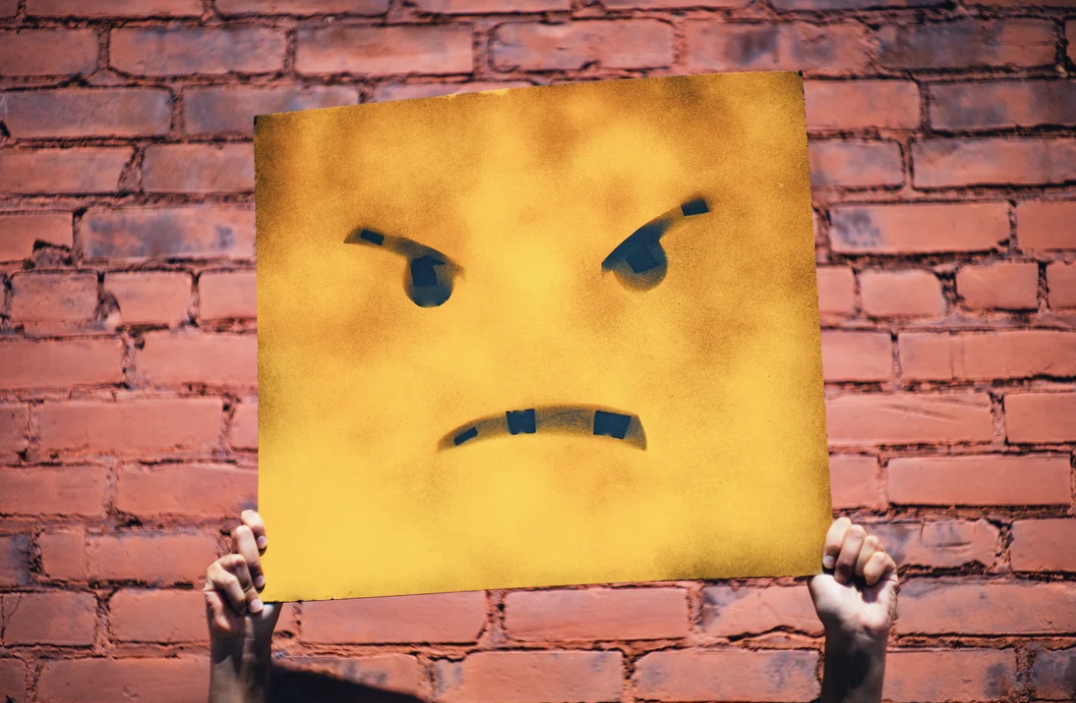 STARBUCKS Corp menyatakan akan jeda beriklan di semua platform media sosial demi melawan penyebaran ujaran kebencian.