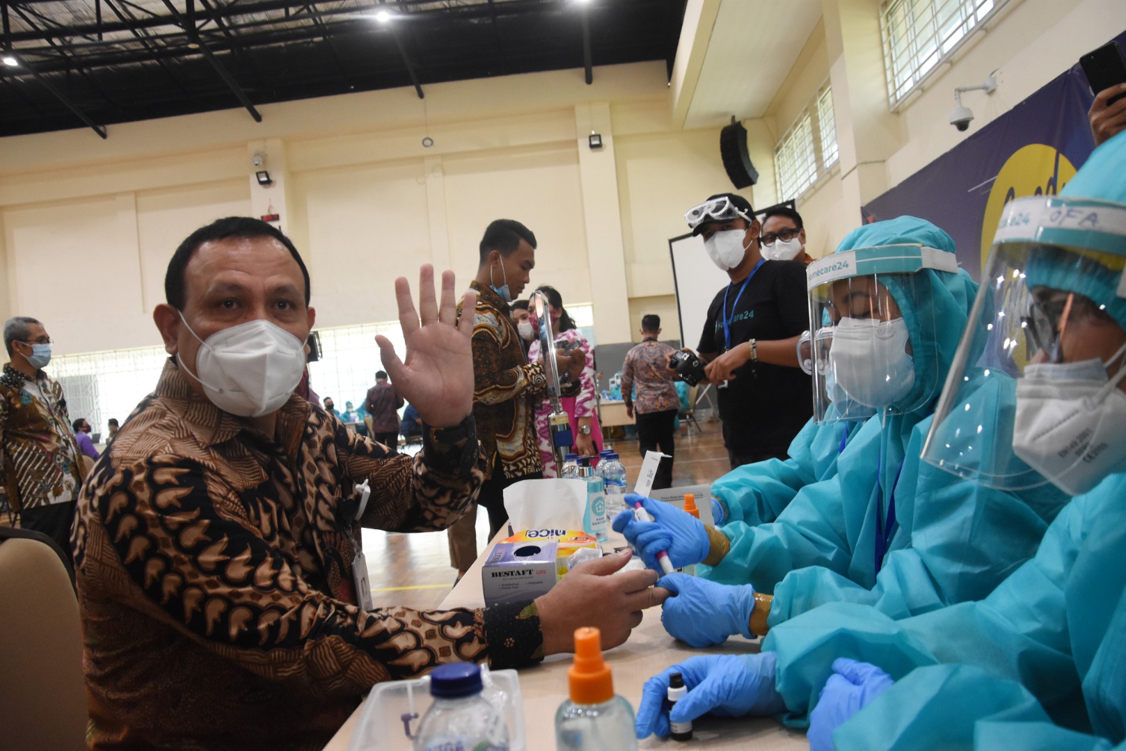 Ketua KPK Firli Bahuri (kiri) melakukan rapid test COVID-19 di Gedung KPK, Jakarta, Kamis (4/6/2020)