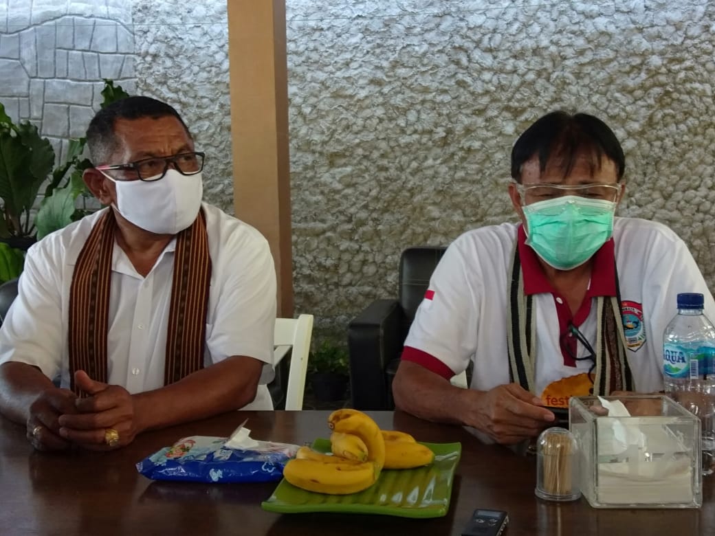 Bupati Lembata Eliazer Yentji Sunur (masker putih), didampingi Wakil Bupati Lembata Thomas Ola Langoday 