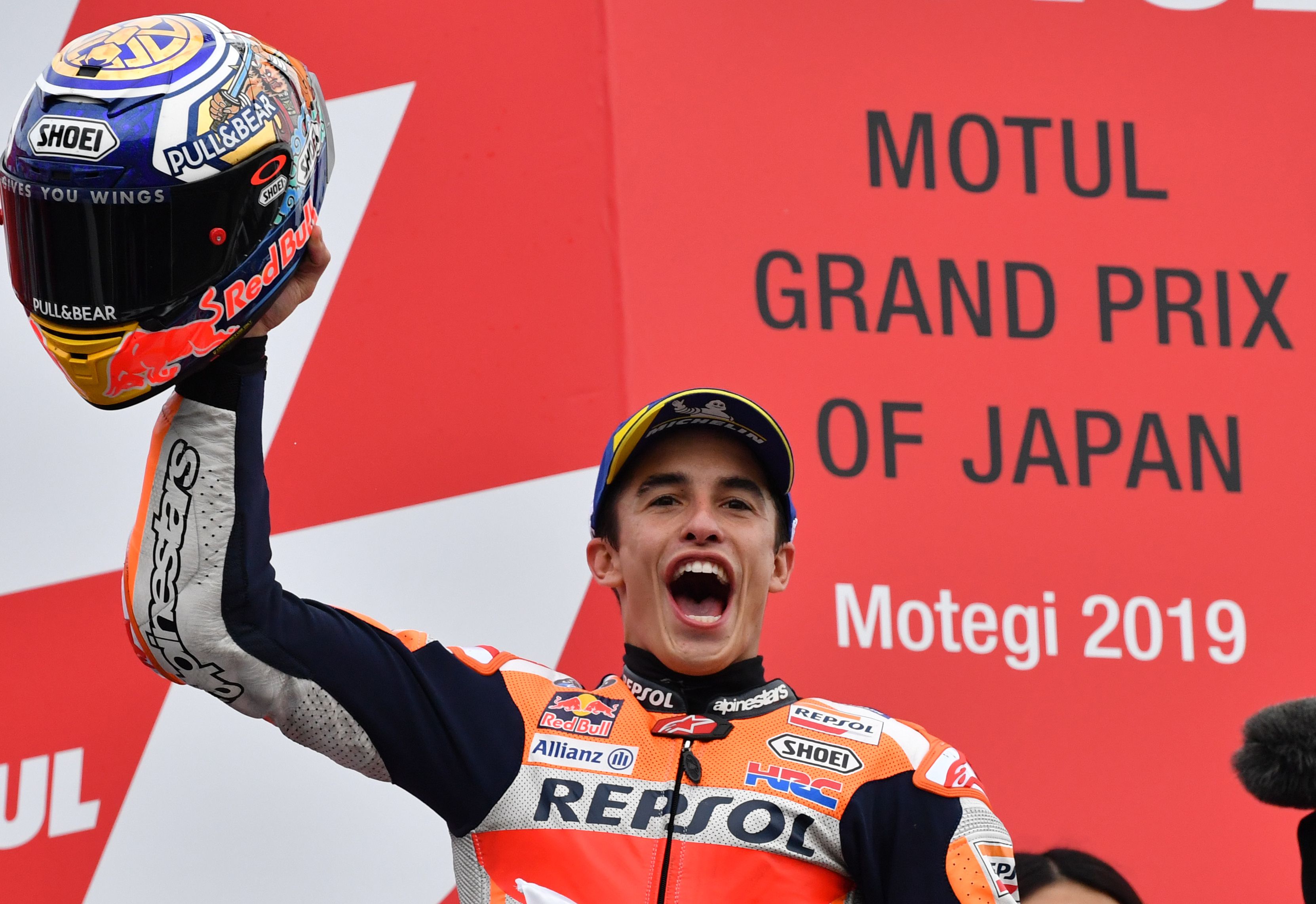 Pembalap MotogP dari tim Repsol Honda Marc Marquez merayakan kemenangan di Sirkuit Motegi Jepang, tahun lalu