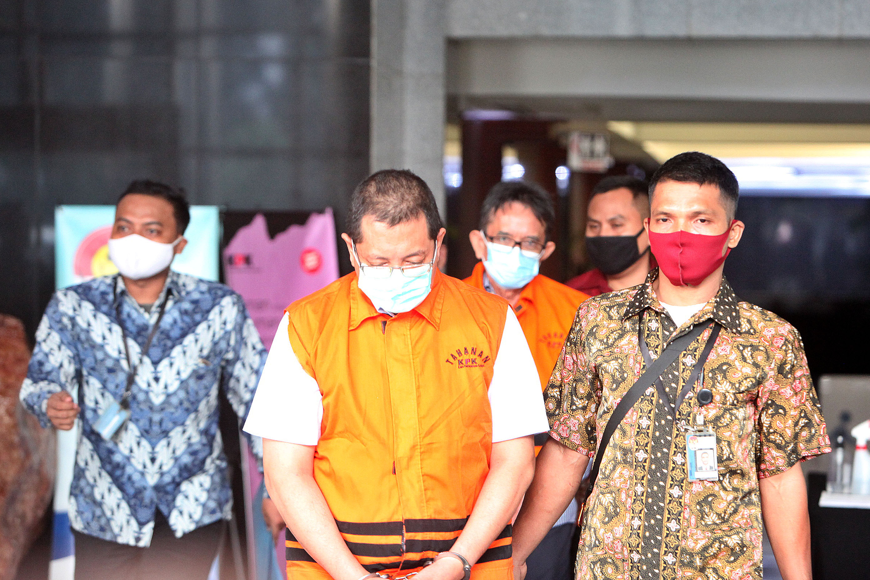 Direktur Niaga PT Dirgantara Indonesia (PT.DI) Irzal Rinaldi Zailani (kiri) dan mantan Direktur Utama PT.DI Budi Santoso 