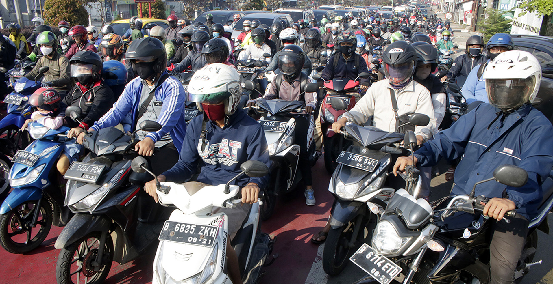  Pengendara motor memenuhi jalanan