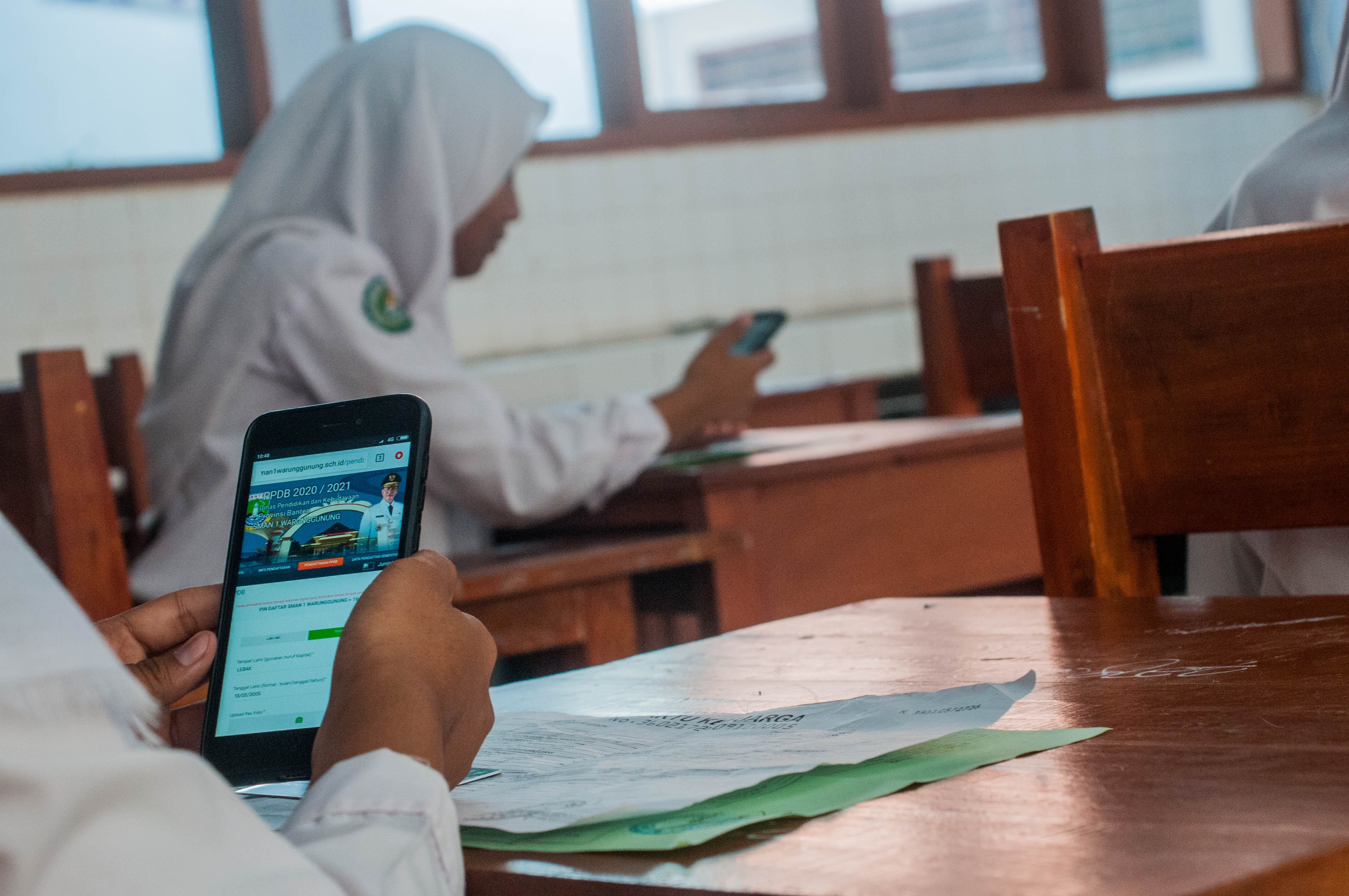 Siswa mengisi formulir Penerimaan Peserta Didik Baru secara daring melalui gawainya di SMAN 1 Warunggunung, Lebak, Banten, Selasa (9/6/2020)
