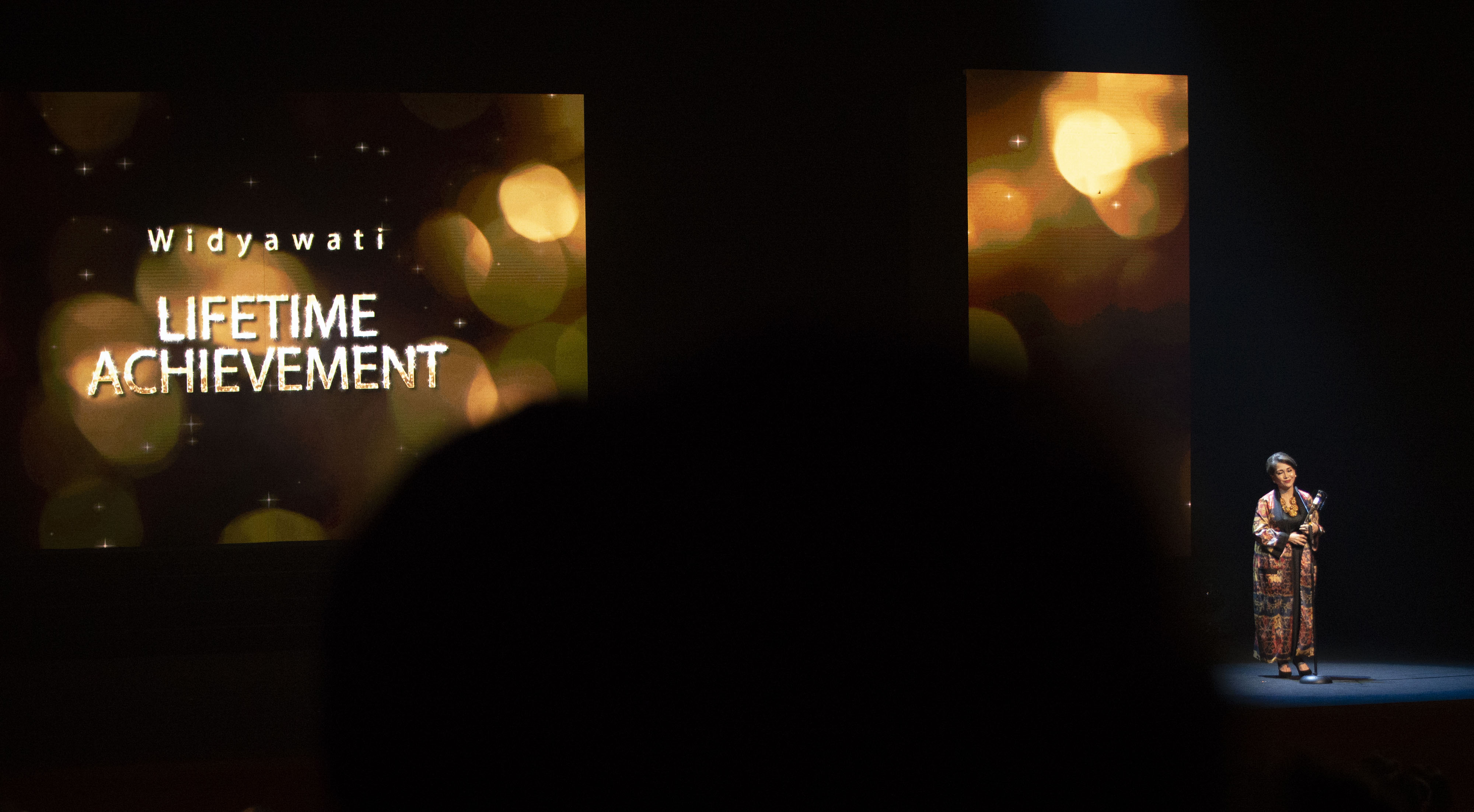 Aktris Widyawati memegang Piala Citra penghargaan 