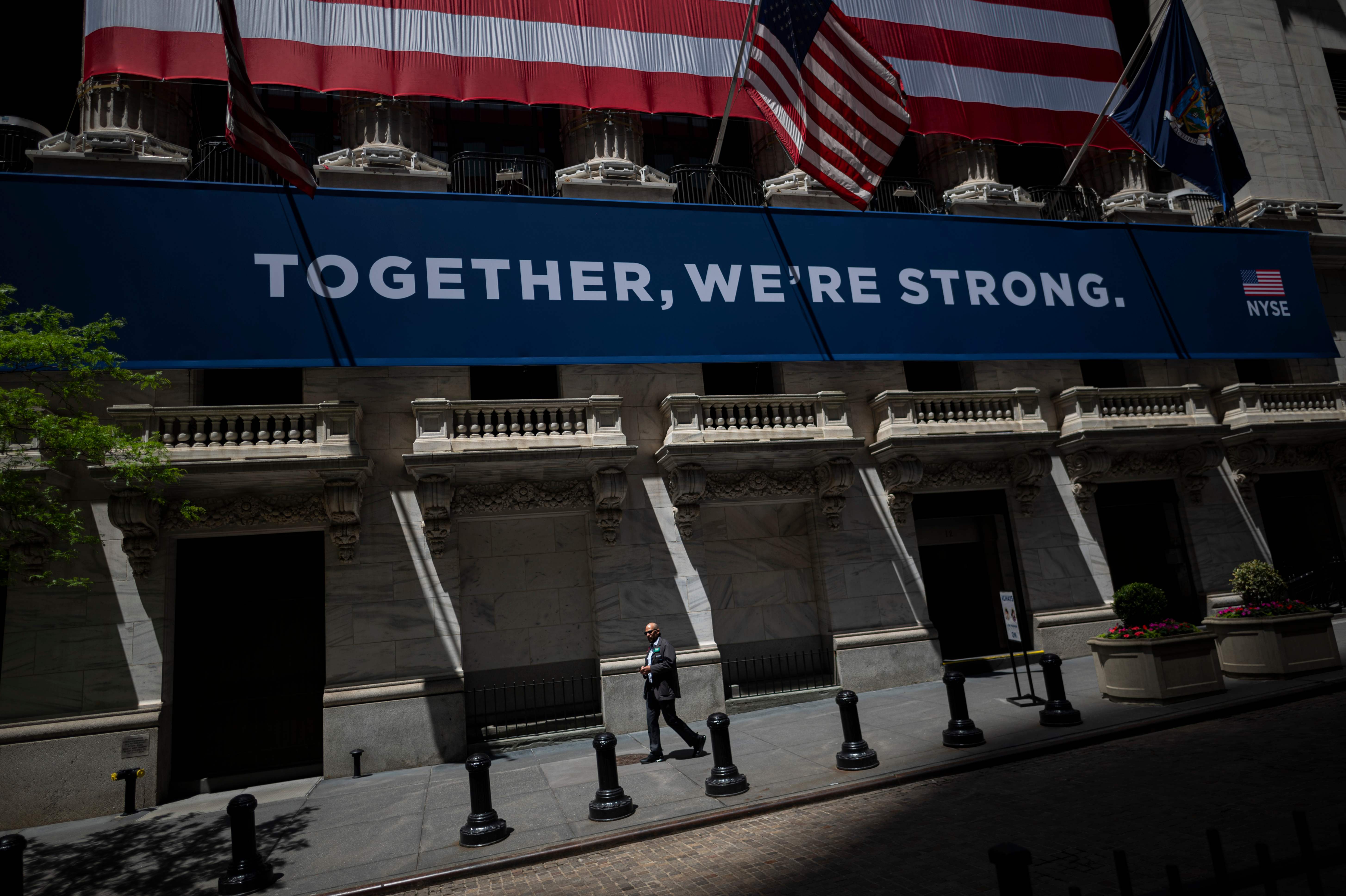 Sebuah reli di akhir sesi mendorong Wall Street menguat pada penutupan perdagangan Selasa (Rabu pagi WIB).