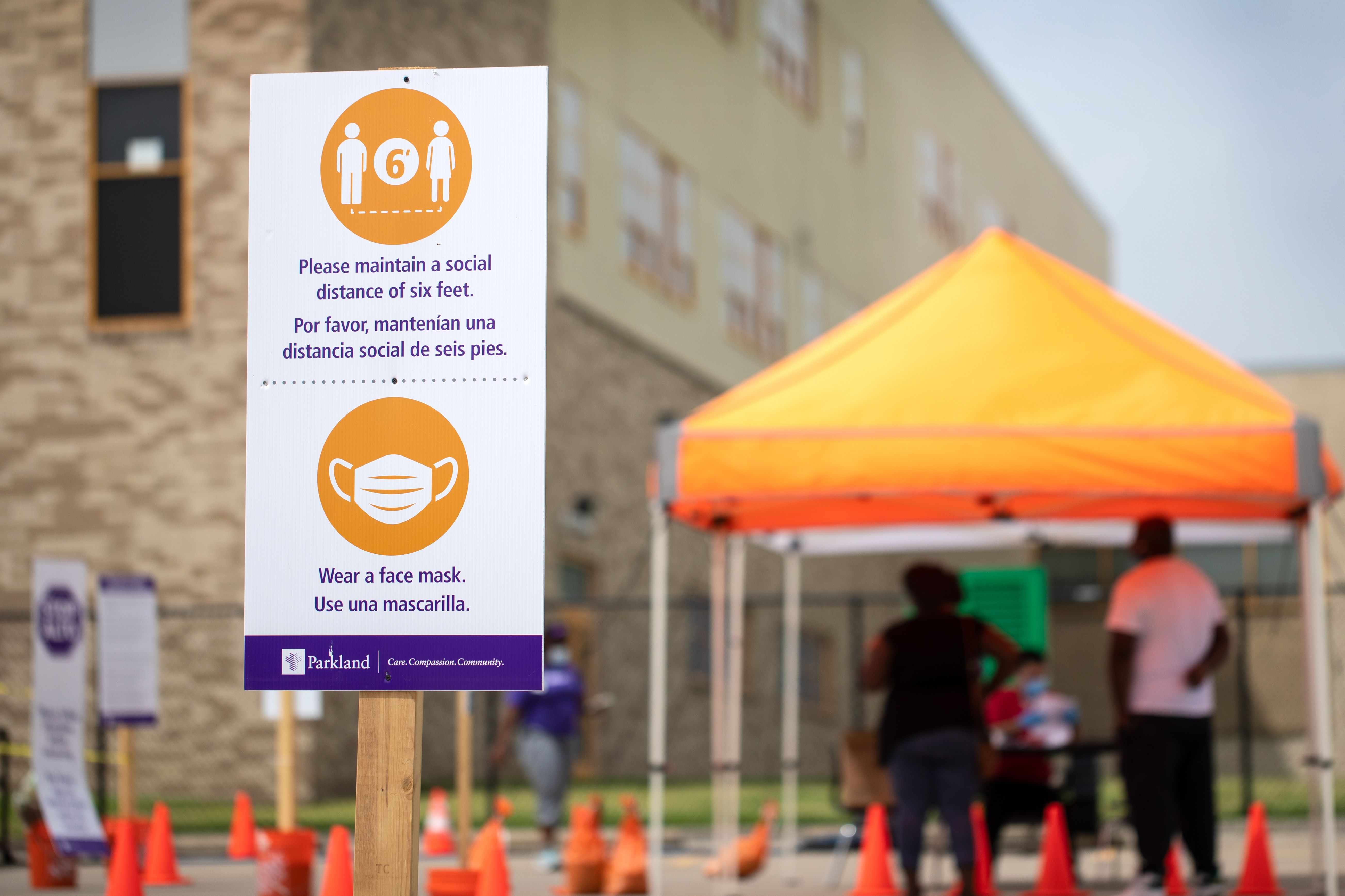 Pasien mengantre di jalan menuju area pengujian covid-19 di A + Academy Secondary School pada 27 Juni 2020 di Dallas, Texas Texaexas.