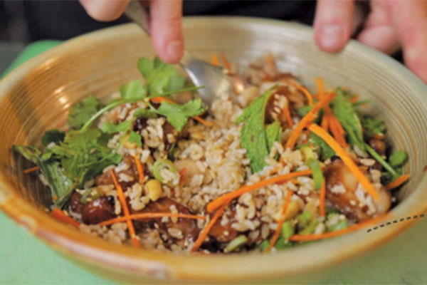 Nasi beras cokelat gaya Asia.