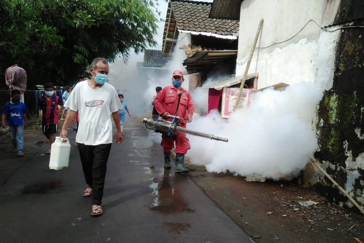 Petugas melakukan fogging di beberapa tempat di Kecamatan Leuwisari, Kabupaten Tasikmalaya, setelah banyak warga terserang DBD.