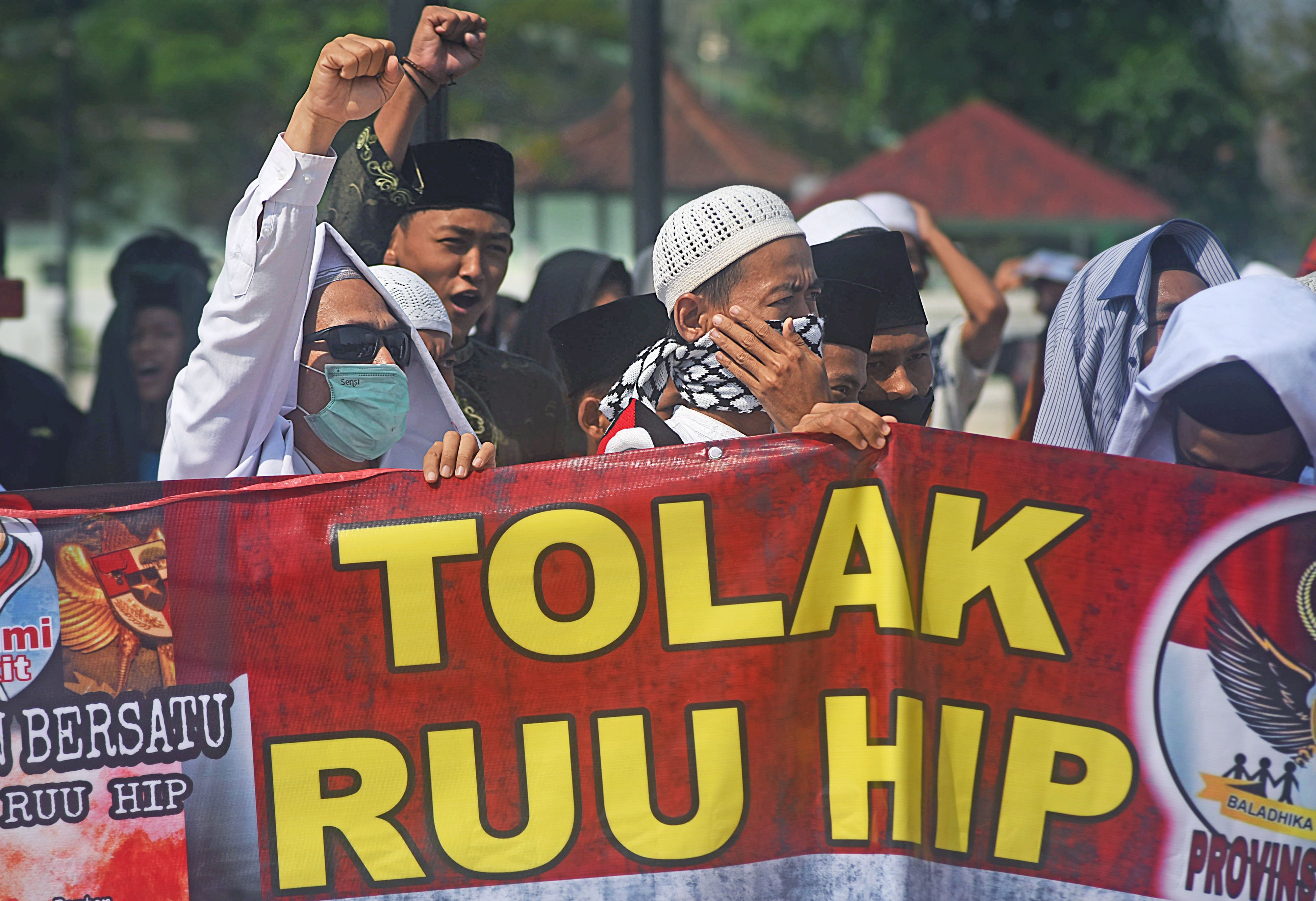  Sejumlah warga yang tergabung dalam Forum Ormas Banten Bersatu (FOBB) berunjuk rasa menolak RUU Haluan Ideologi Pancasila (HIP) di Banten