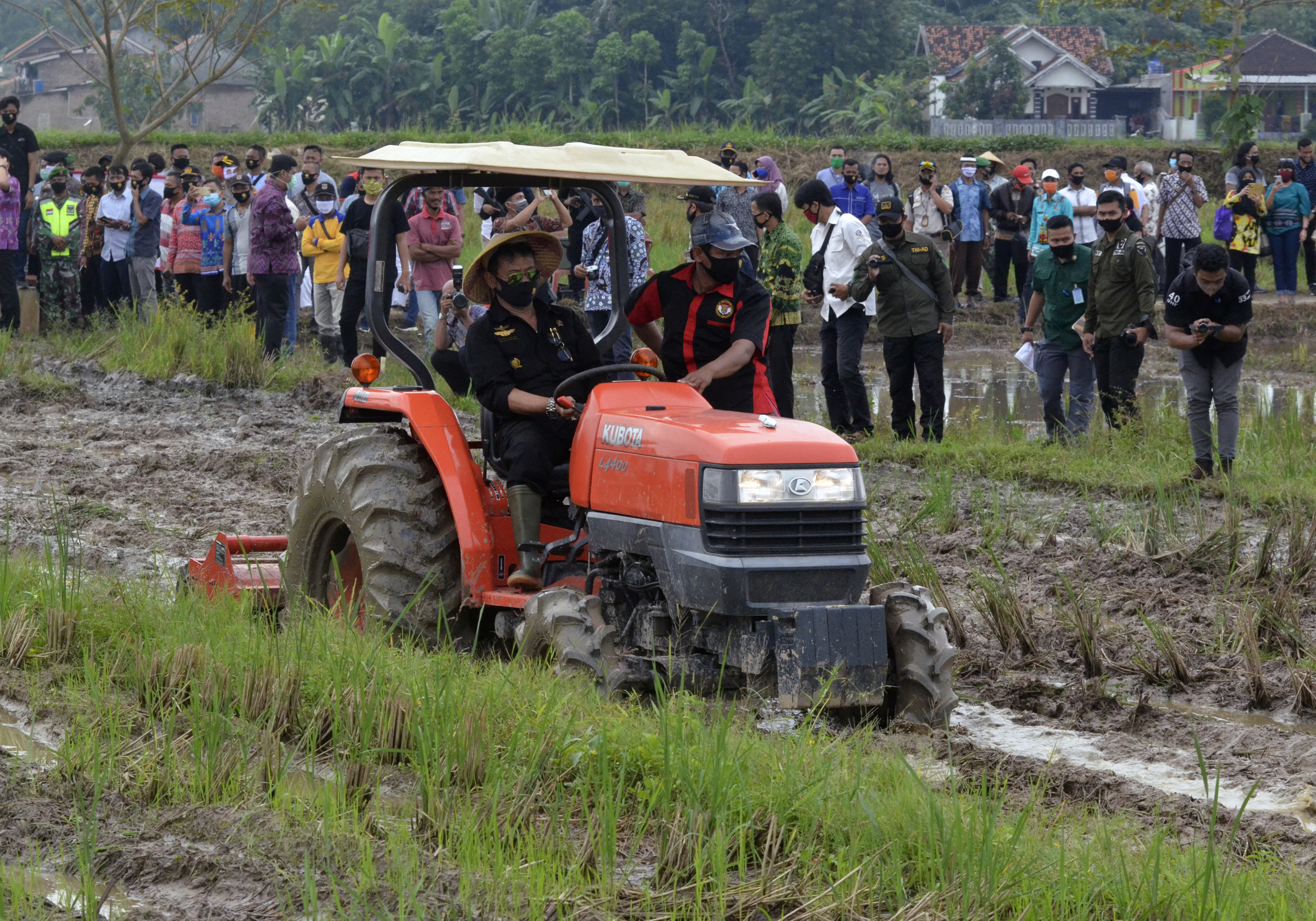 Menteri Pertanian Syahrul Yasin Limpo mengoperasikan traktor pembajak sawah, di Desa Tempuran 12b Trimurjo, Lampung Tengah, Lampung, kemarin