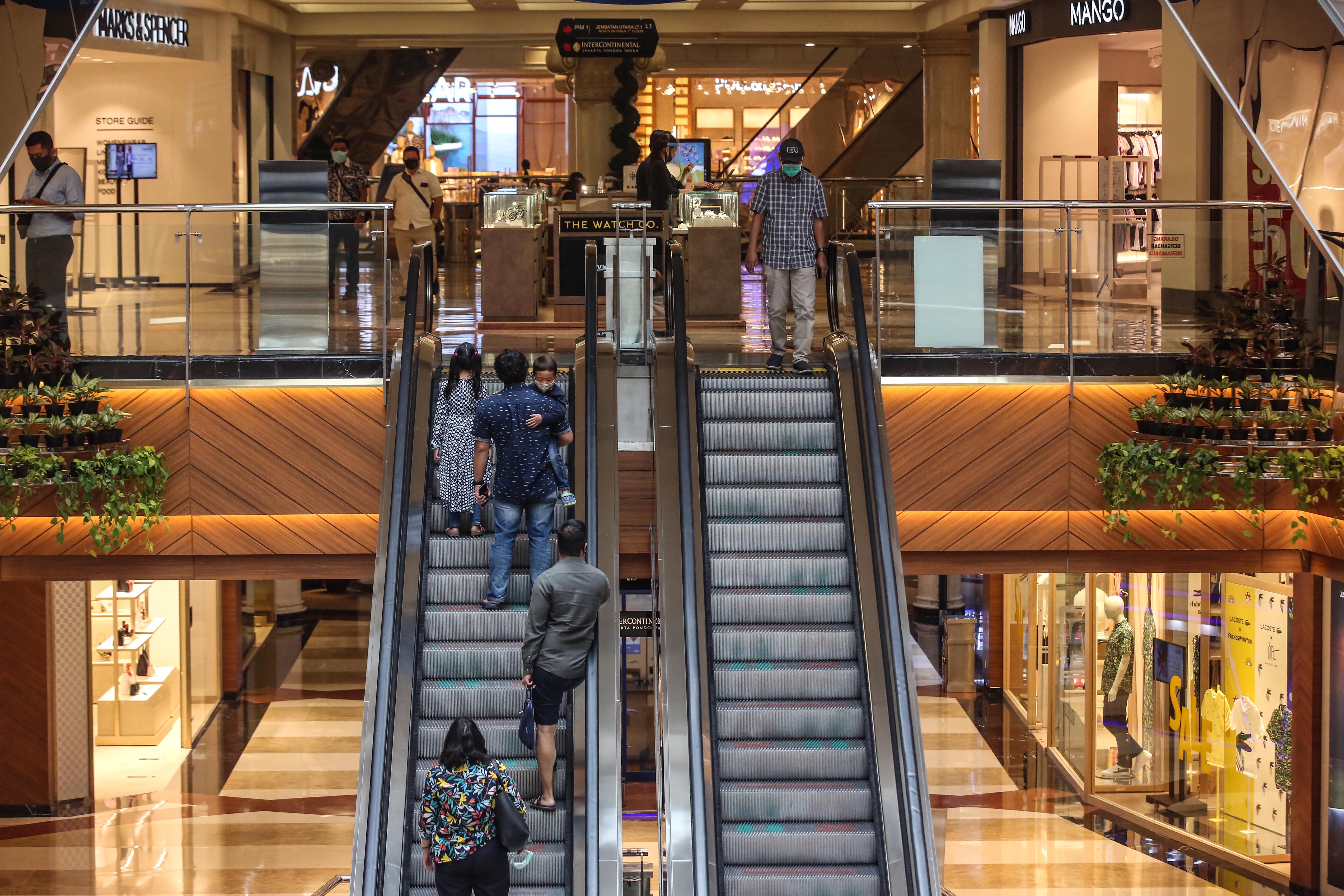 Pengunjung mengenakan masker mengunjungi pusat perbelanjaan yang kembali dibuka di Pondok Indah Mall, Jakarta, Senin (15/6/2020).