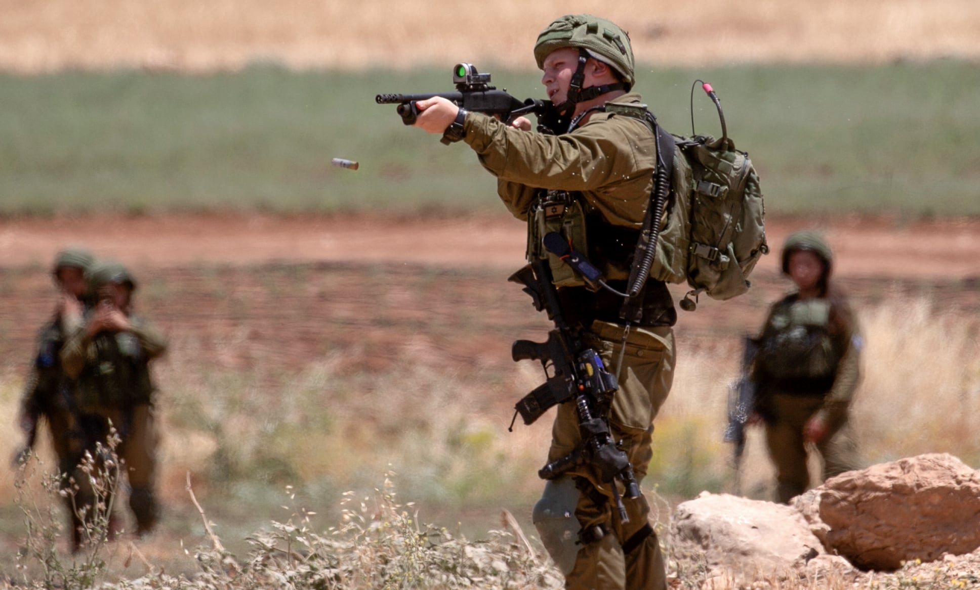 Seorang anggota pasukan keamanan Israel menembakkan senjata kendali kerumunan kepada demonstran Palestina dekat desa Atuf di Lembah Jordan