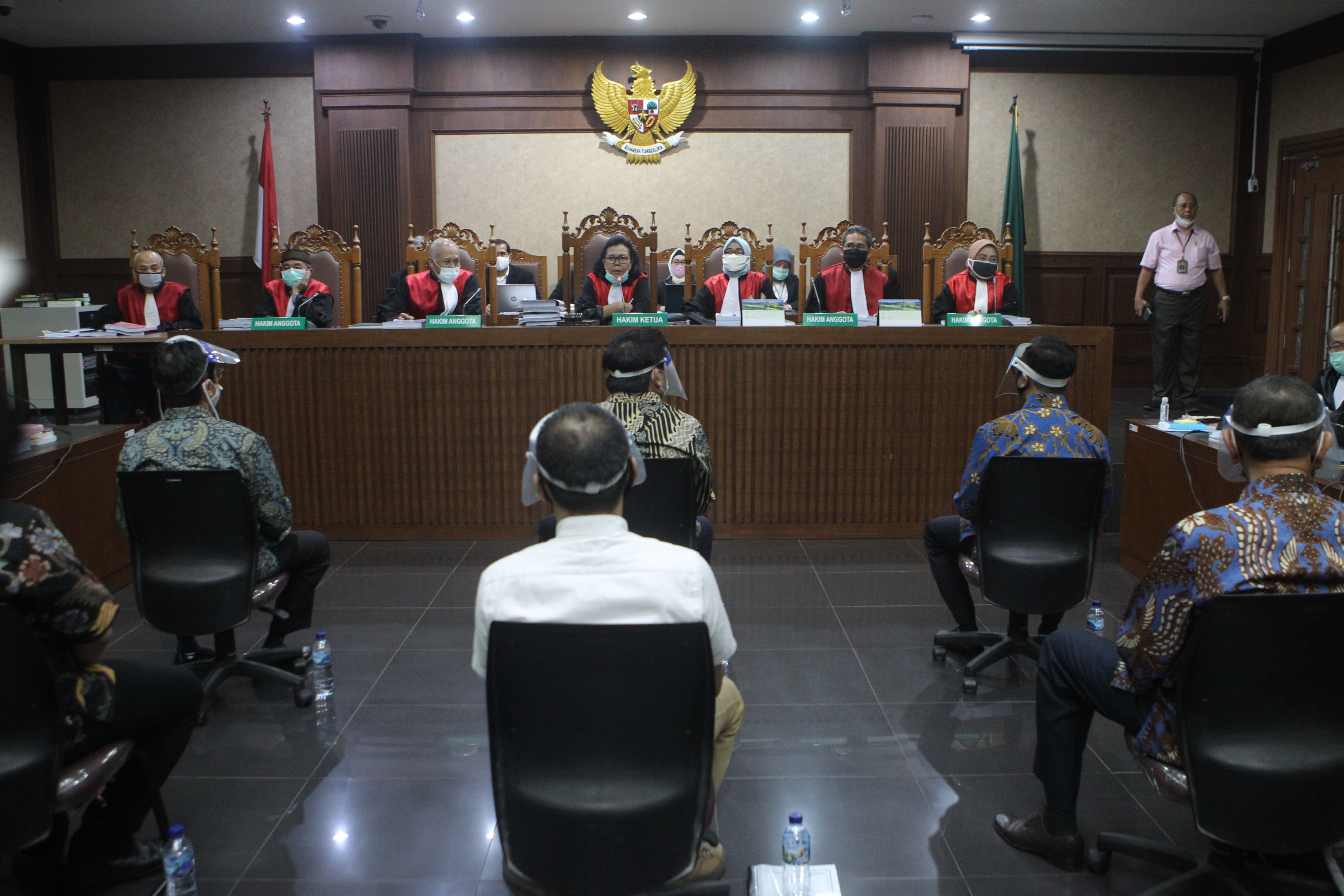 Sebanyak enam terdakwa Kasus Korupsi Jiwasraya menghadiri sidang perdana di Pengadilan Tipikor, Jakarta, Rabu (3/6/2020)
