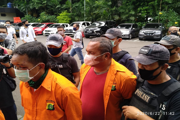 Residivis kasus pembunuhan John Kei (baju merah). 