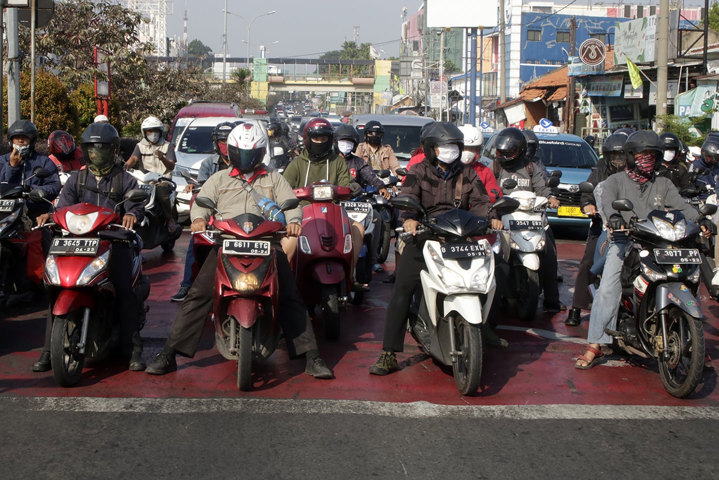 Boleh berboncengan asal satu keluarga