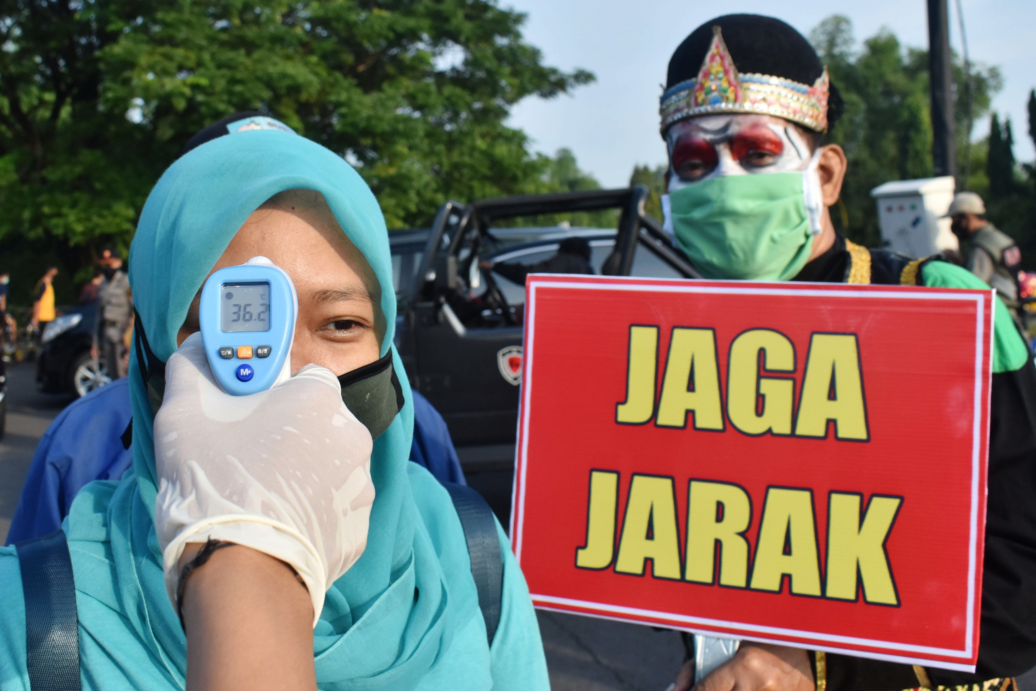 Selama PSBB, warga wajib memakai masker dan menjaga jarak