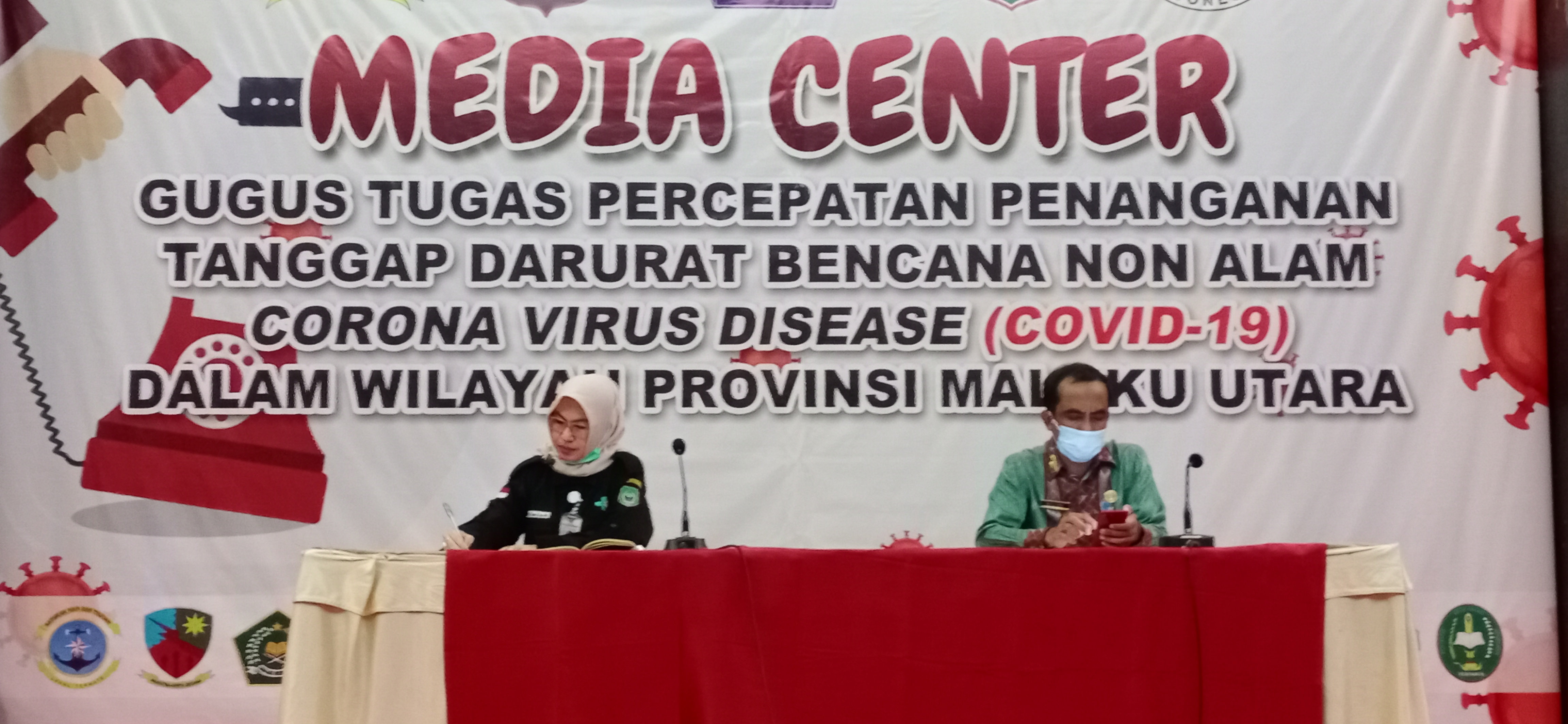 Juru Bicara dan Koordinator Humas Gugus Tugas Provinsi Malut dr. Alwia Assagaf (kiri) dan Mulyadi Tutupoho