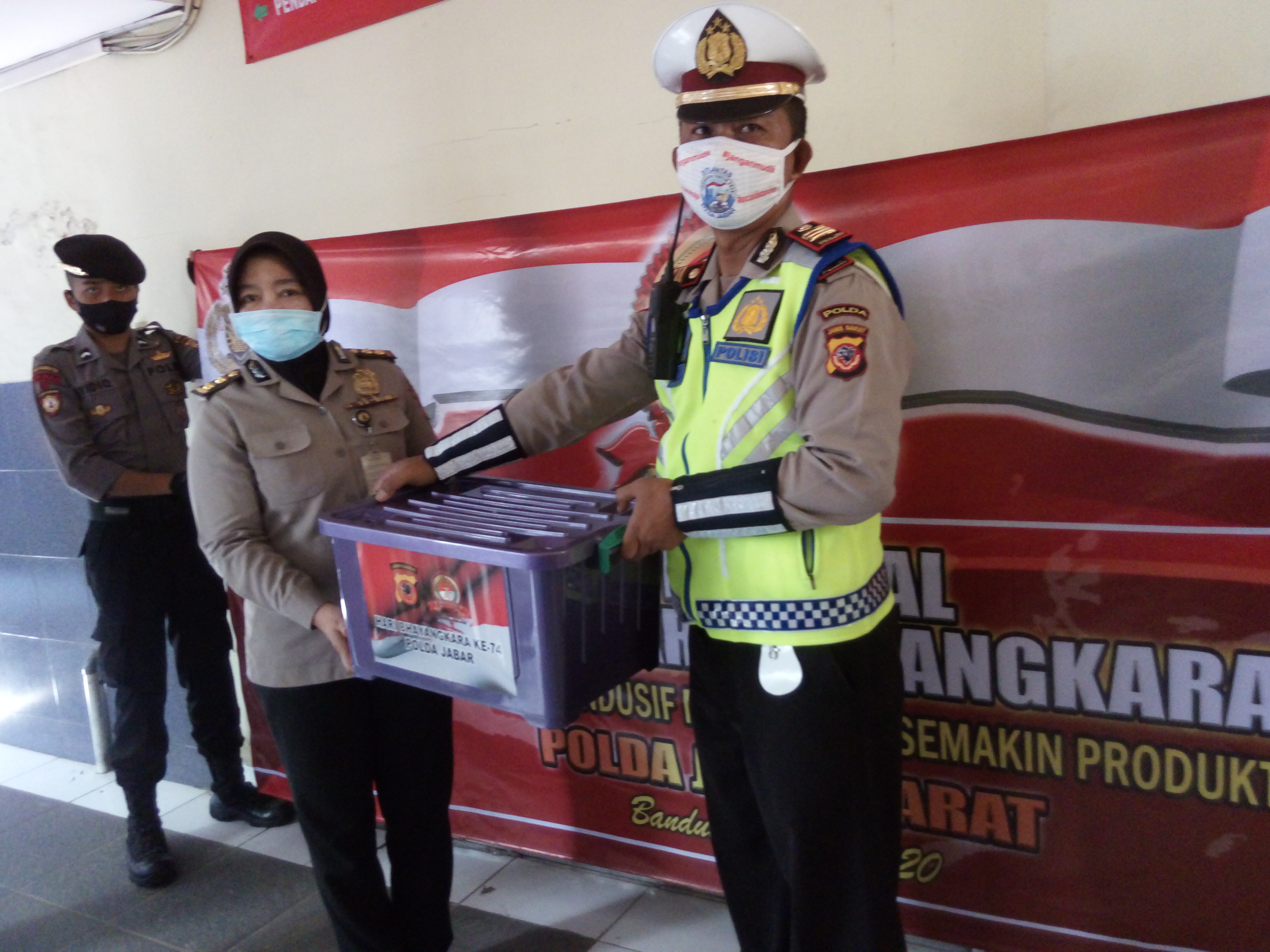 Memperingati Hari Bhayangkara, Polda Jawa Barat menyalurkan 1000 paket sembako, Rabu (17/6/2020)