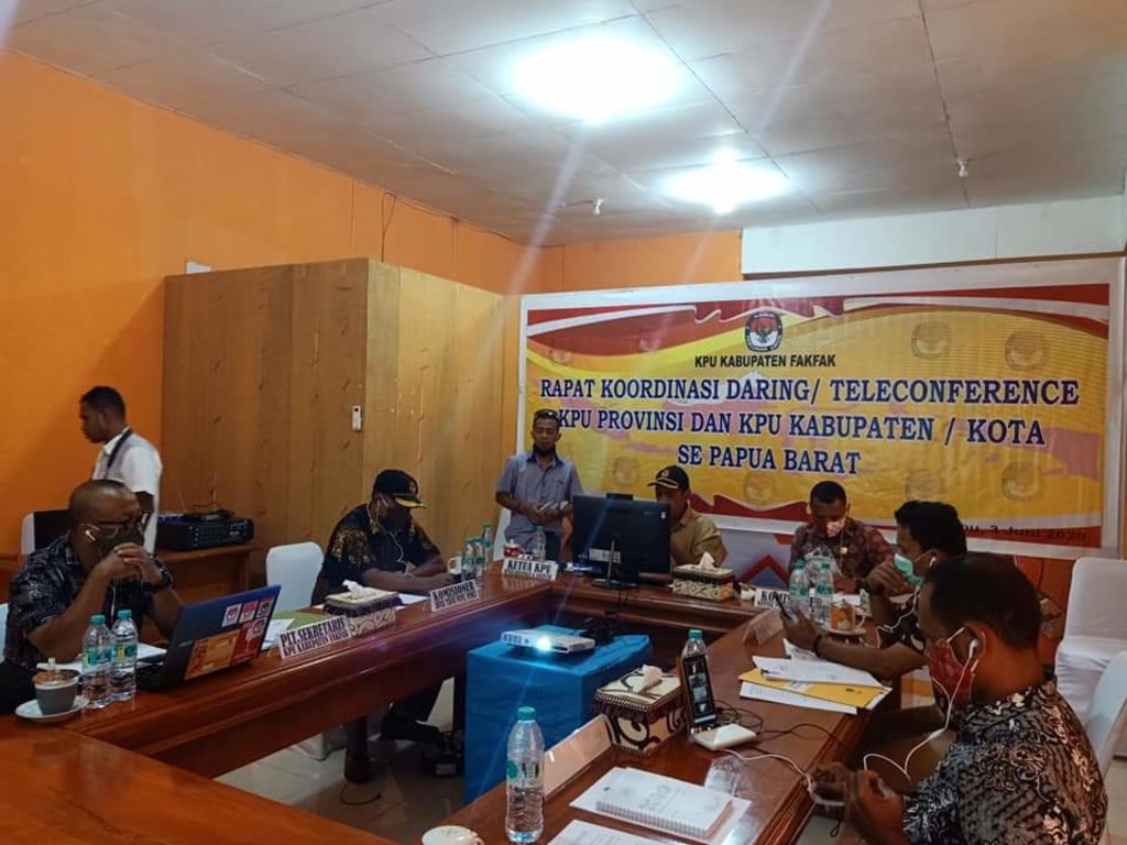 KPU Papua Barat melakukan rapat daring dengan KPU Kabupaten/Kota