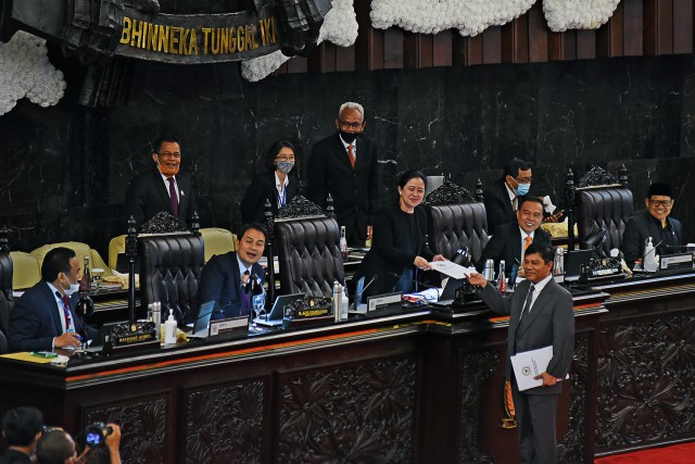 Anggota Komisi XI DPR RI Soepriyatno saat menyerahkan Pandangan Fraksi Partai Gerindra kepada Ketua DPR RI Dr. (H.C.) Puan Maharani 