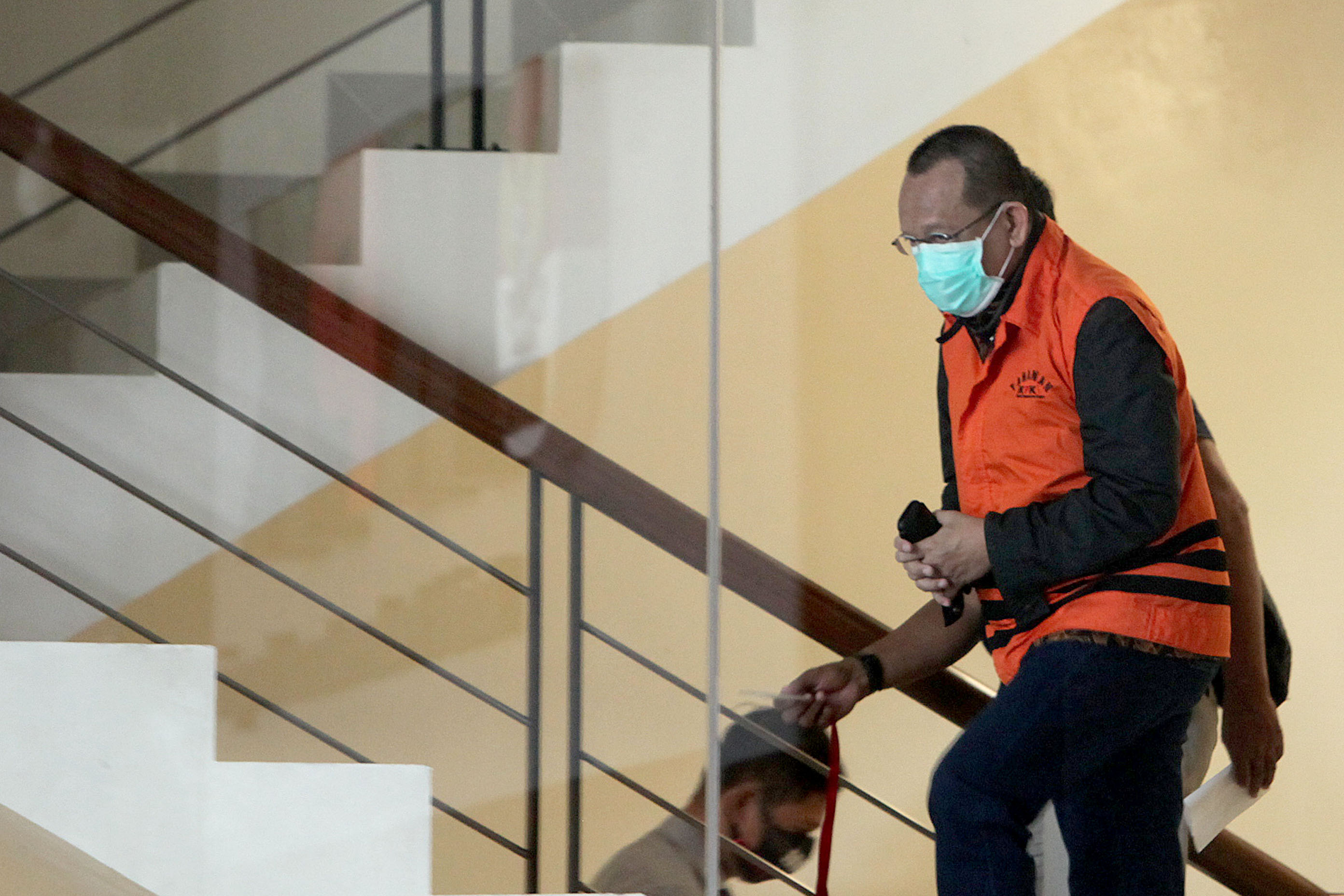 Mantan Sekretaris Mahkahamah Agung (MA) Nurhadi dikawal petugas masuk menjalani pemeriksaan di Gedung Komisi Pemberantasan Korupsi (KPK).