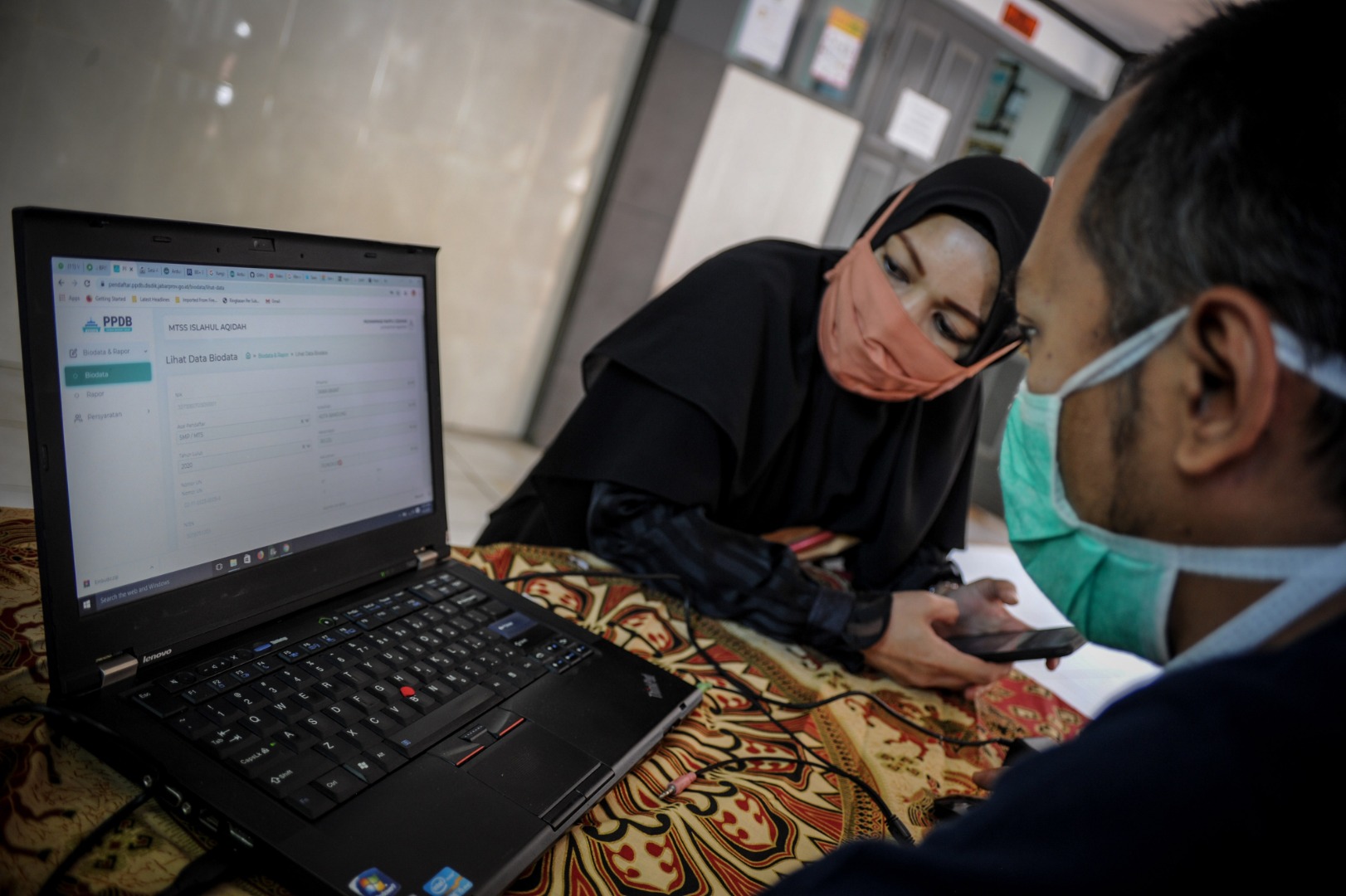 Sejumlah orang tua calon peserta didik mencari informasi terkait penerimaan peserta didik baru (PPDB) di SMKN 8, Bandung