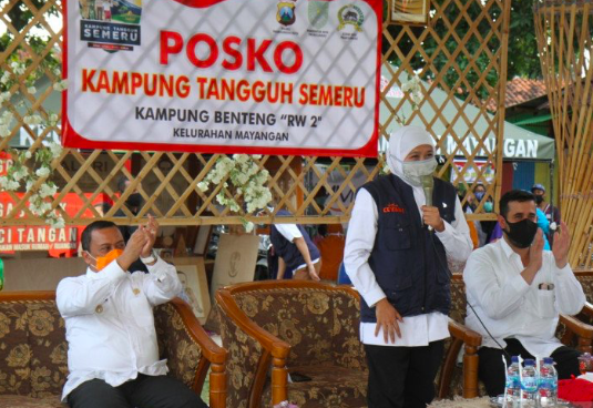 Gubernur Jawa Timur Khofifah Indar Parawansa memberikan sambutan saat meninjau Kampung Tangguh Semeru Benteng.