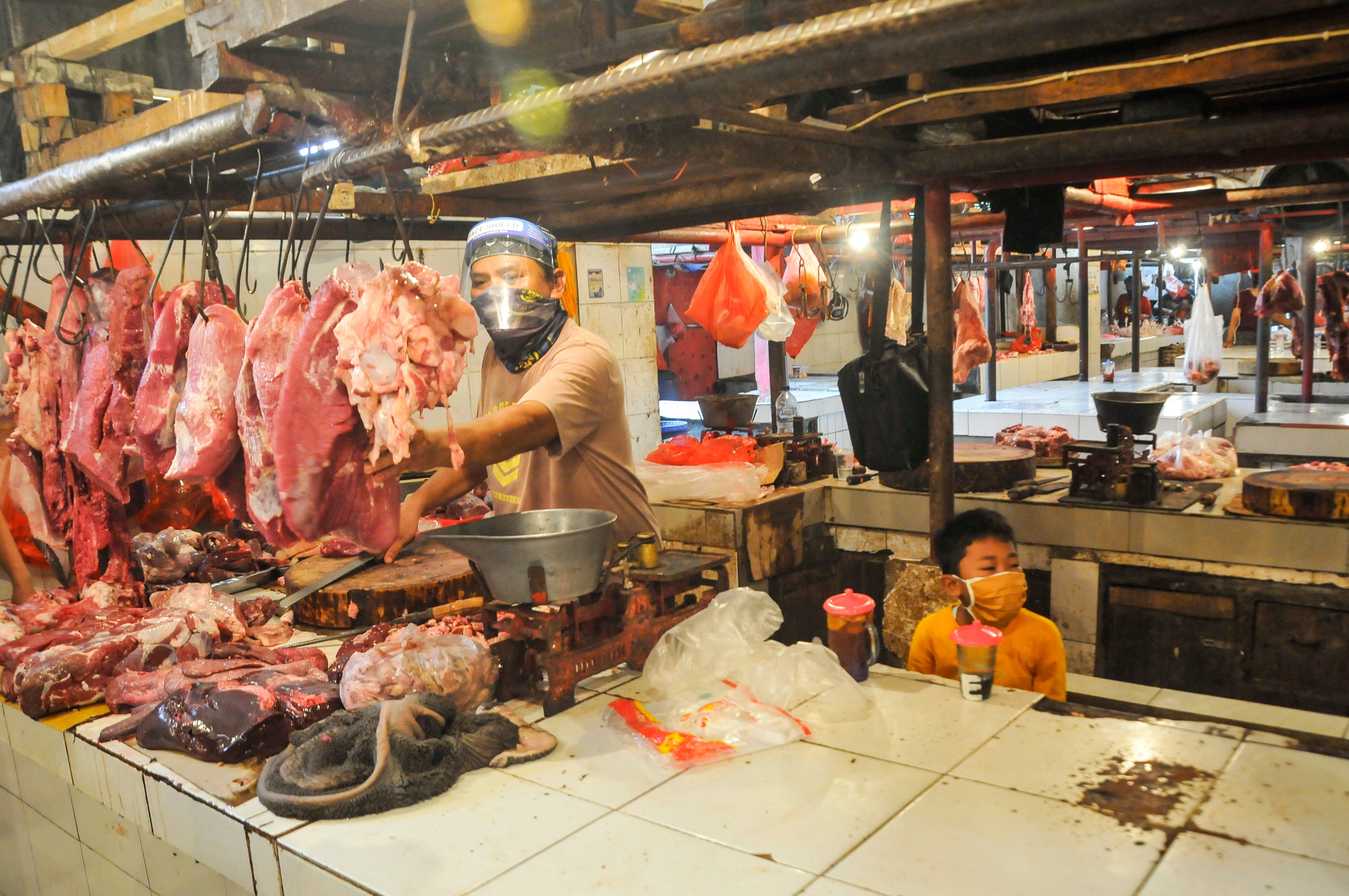 Pedagang menjual daging sapi di kiosnya di Pasar Perumnas Klender, Jakarta Timur, Senin (15/6/2020).
