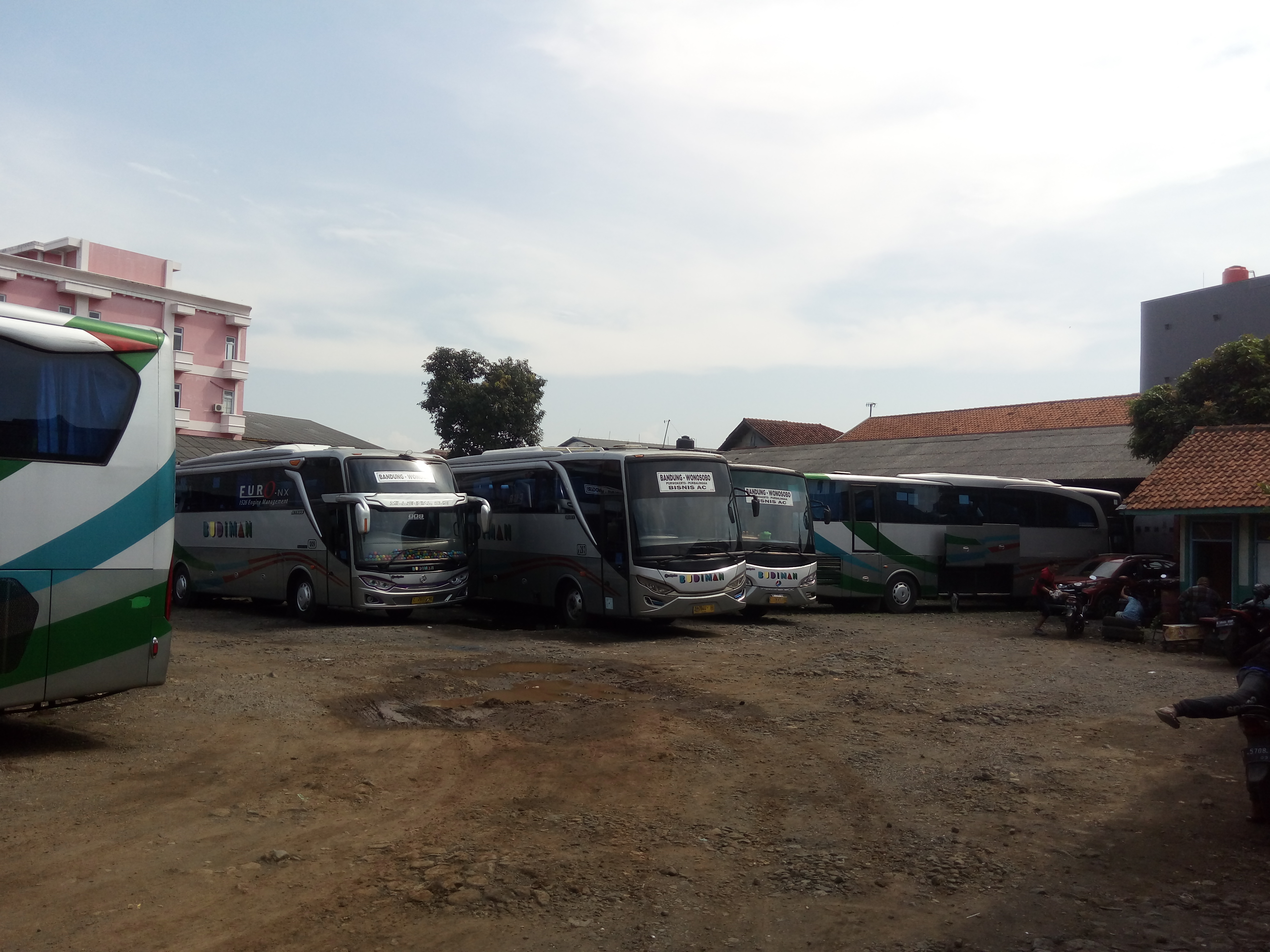 PO Bus Budiman setiap hari mengoperasikan dua bus dari Bandung ke Yogyakarta dan Wonosobo.