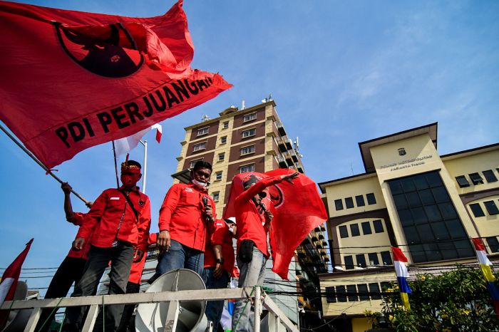 DPC PDIP Jakarta Timur menggelar aksi di Polres Jakarta Timur, Kamis (25/6).  
