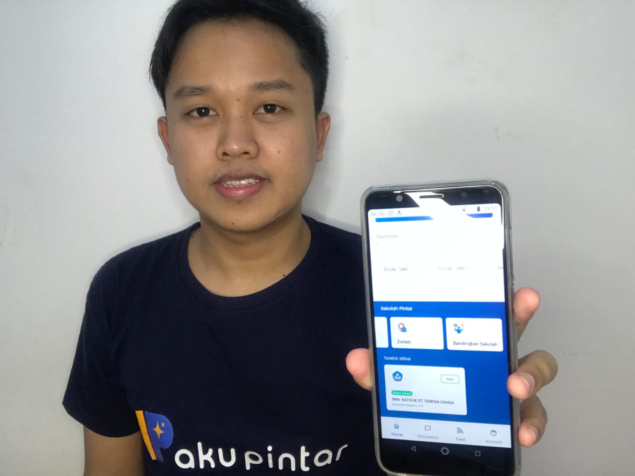 Co-Founder dan CEO Aku Pintar, Lutvianto Pebri Handoko menunjukan fitur Sekolah Pintar yang dilengkapi dengan fitur terbaru yaitu Zonasi