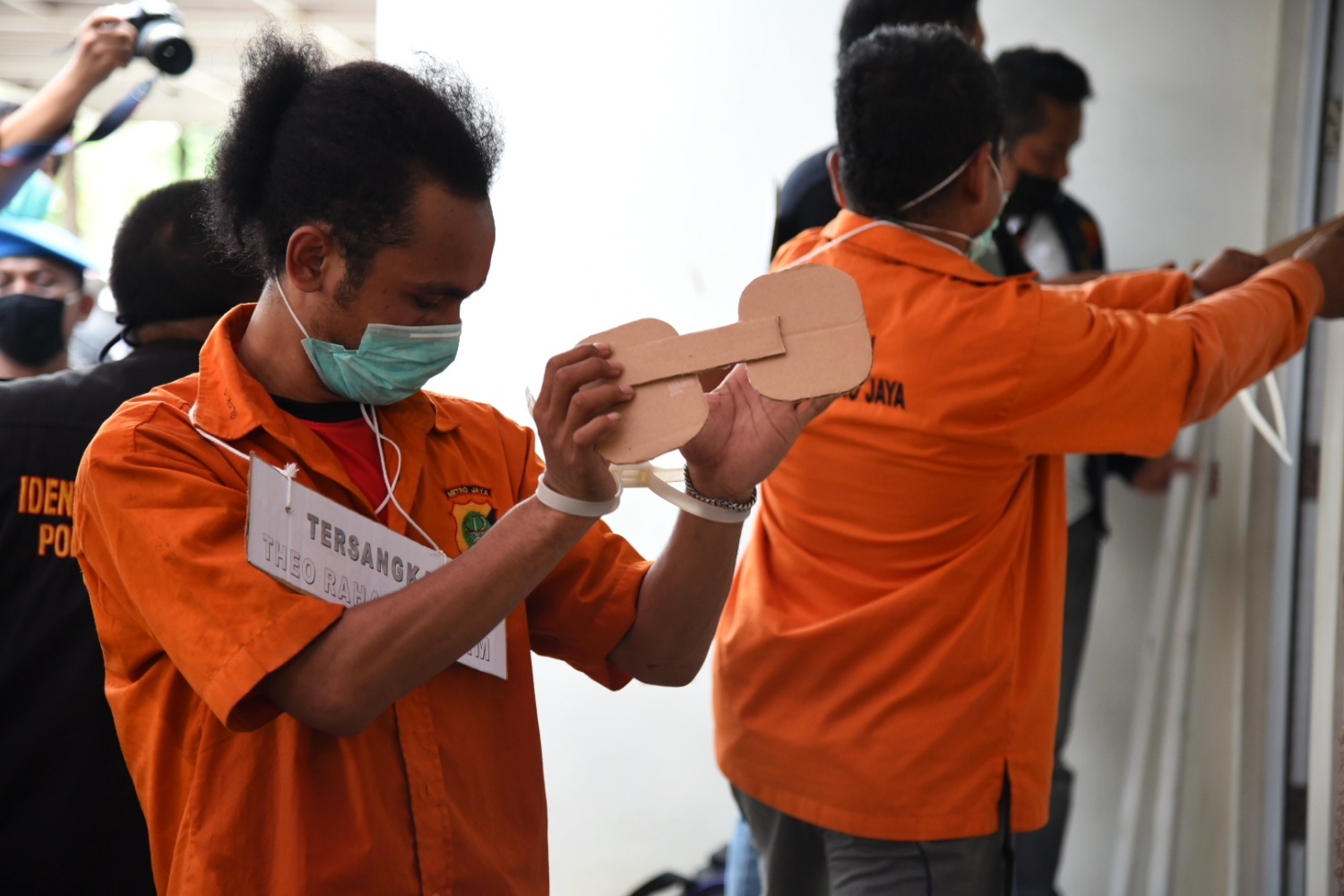 Anak buah John Kei yang menjadi tersangka penyerangan rumah Nus Kei memperagakan reka ulang penyerangan di kawasan Green Lake City, Cipondoh