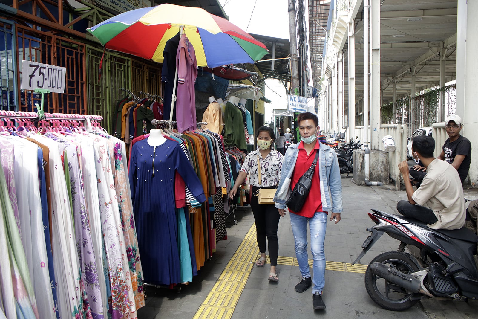 Pedagang kaki lima menggelar lapak dagangannya di atas trotoar Jalan Jati Baru Raya, Tanah Abang, Jakarta, Senin (1/6).